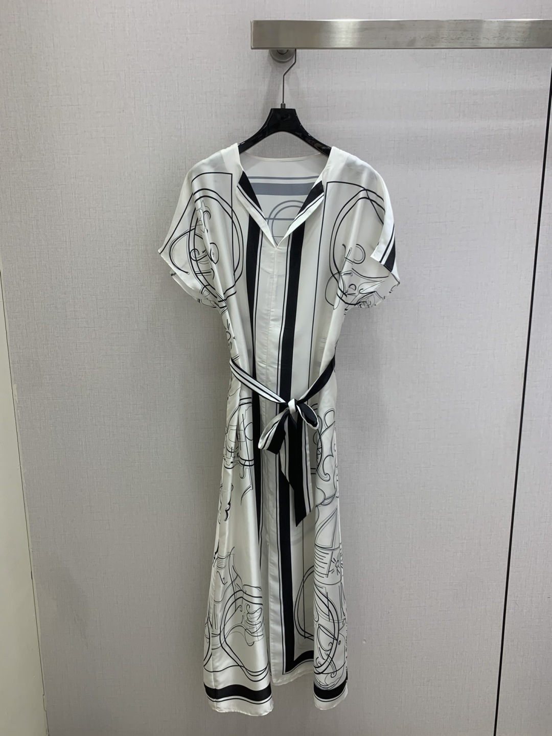 NO:794762,Highly recommended 26 early spring new style, positioning printed long short-sleeved lace-up dress, silky fabric, retro and fashionable, low-key temperament and luxurious and high-end!  The styles are versatile and not picky, customized technical fabrics, workmanship quality depends on the details. Bai Fumei is a must-have!  Two colors, SMLXL code, high quality ABC, skirts, T-shirt,19860909强烈推荐 26早春新款 定位印花长款短袖系带连衣裙 丝滑面料 复古时髦 低调气质又奢华高级！版型百搭不挑人,定制科技面料 做工品质看细节.白富美必入！两个色 SMLXL码 高品质ABC,,skirts,T-shirt,,Women's clothing