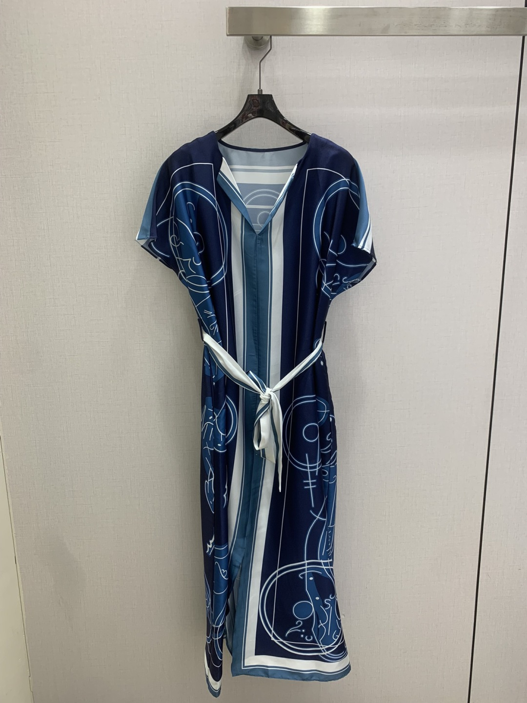 NO:794756,Highly recommended 26 early spring new style, positioning printed long short-sleeved lace-up dress, silky fabric, retro and fashionable, low-key temperament and luxurious and high-end!  The styles are versatile and not picky, customized technical fabrics, workmanship quality depends on the details. Bai Fumei is a must-have!  Two colors, SMLXL code, high quality ABC, skirts, T-shirt,19860909强烈推荐 26早春新款 定位印花长款短袖系带连衣裙 丝滑面料 复古时髦 低调气质又奢华高级！版型百搭不挑人,定制科技面料 做工品质看细节.白富美必入！两个色 SMLXL码 高品质ABC,,skirts,T-shirt,,Women's clothing