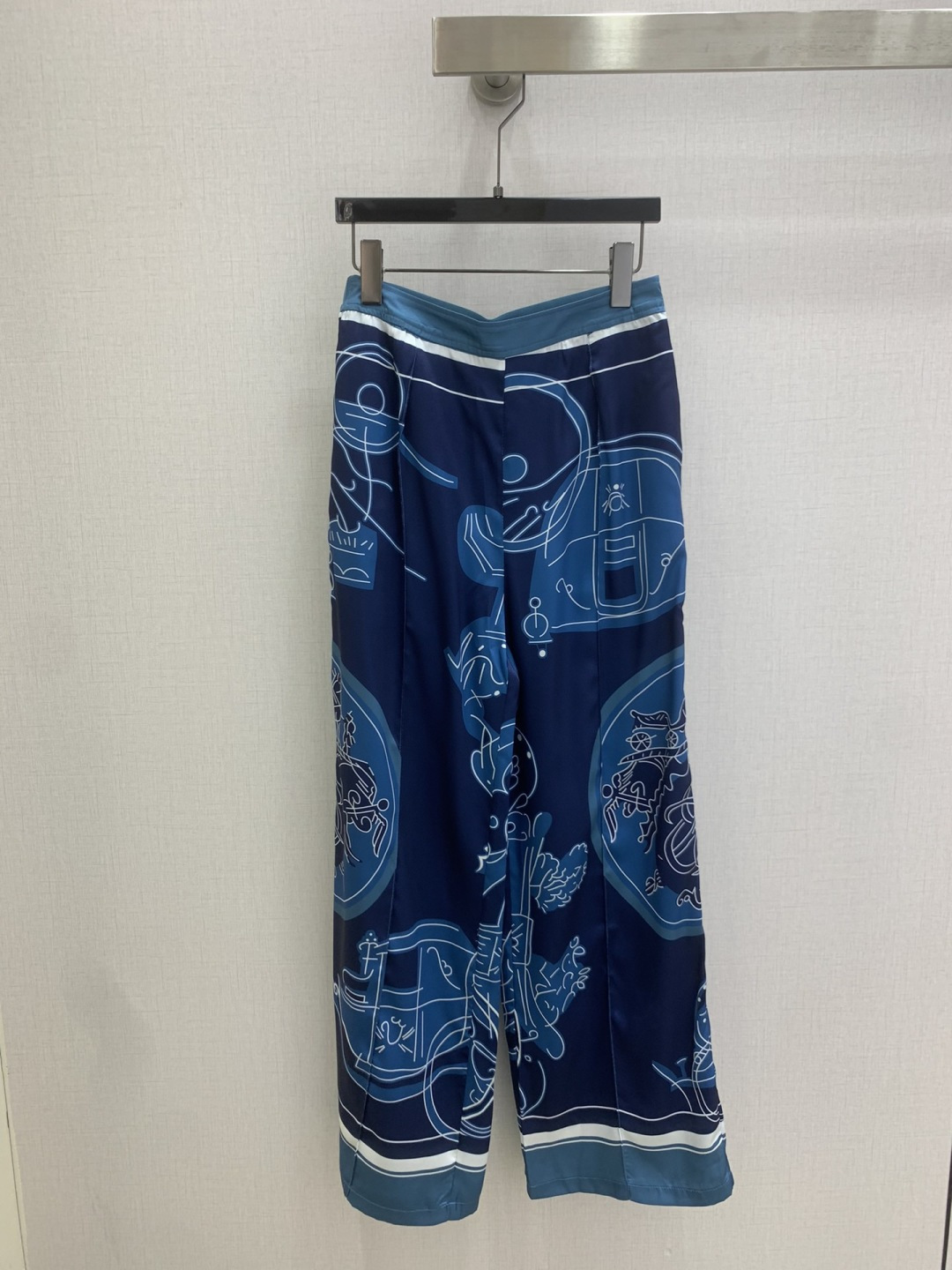 NO:794750,Highly recommended 26 early spring new style, lapel silk printed shirt, silk printed wide leg trousers, separate batches, silky fabric, silk, retro and fashionable, low-key temperament and luxurious and high-end!  The styles are versatile and not picky, customized technical fabrics, workmanship quality depends on the details. Bai Fumei is a must-have!  One color SMLXL code, high quality, shirts, real silk,19860909强烈推荐 26早春新款 翻领真丝印花衬衫真丝印花阔腿长裤 分开批 丝滑面料 真丝 复古时髦 低调气质又奢华高级！版型百搭不挑人,定制科技面料 做工品质看细节.白富美必入！一个色 SMLXL码 高品,,shirts,real silk,,Women's clothing