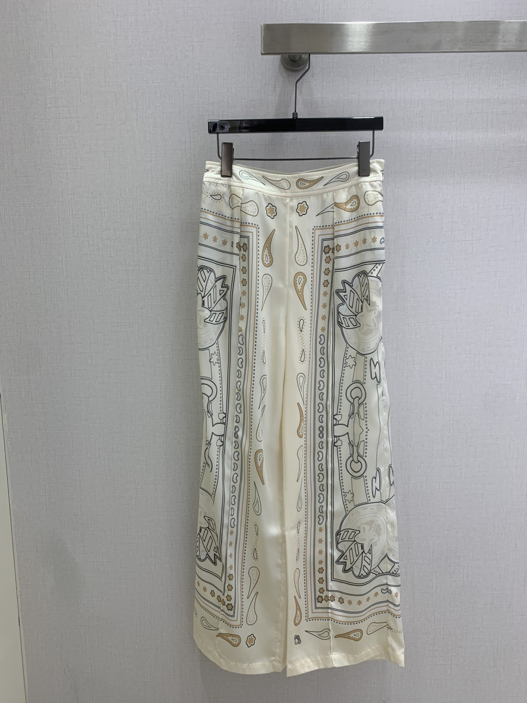 NO:794741,Highly recommended 26 early spring new style, silk printed long-sleeved shirts, silk printed wide-leg trousers, separate batches, silky fabrics, silk, retro and fashionable, low-key temperament and luxurious and high-end!  The styles are versatile and not picky, customized technical fabrics, workmanship quality depends on the details. Bai Fumei is a must-have!  One color SMLXL code, shirts, real silk,19860909强烈推荐 26早春新款 真丝印花长袖衬衫真丝印花阔腿长裤 分开批 丝滑面料 真丝 复古时髦 低调气质又奢华高级！版型百搭不挑人,定制科技面料 做工品质看细节.白富美必入！一个色 SMLXL码,,shirts,real silk,,Women's clothing
