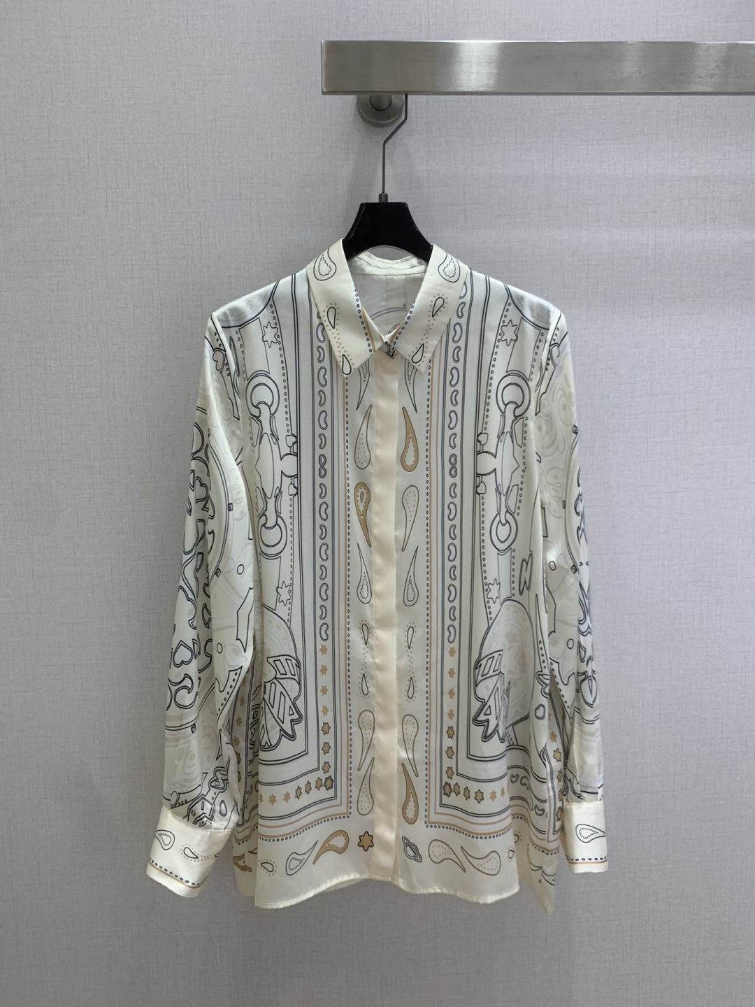NO:794764,Highly recommended 26 early spring new style, silk printed long-sleeved shirts, silk printed wide-leg trousers, separate batches, silky fabrics, silk, retro and fashionable, low-key temperament and luxurious and high-end!  The styles are versatile and not picky, customized technical fabrics, workmanship quality depends on the details. Bai Fumei is a must-have!  One color SMLXL high quality lining, shirts, real silk,19860909强烈推荐 26早春新款 真丝印花长袖衬衫真丝印花阔腿长裤 分开批 丝滑面料 真丝 复古时髦 低调气质又奢华高级！版型百搭不挑人,定制科技面料 做工品质看细节.白富美必入！一个色 SMLXL码 高品质衬,,shirts,real silk,,Women's clothing
