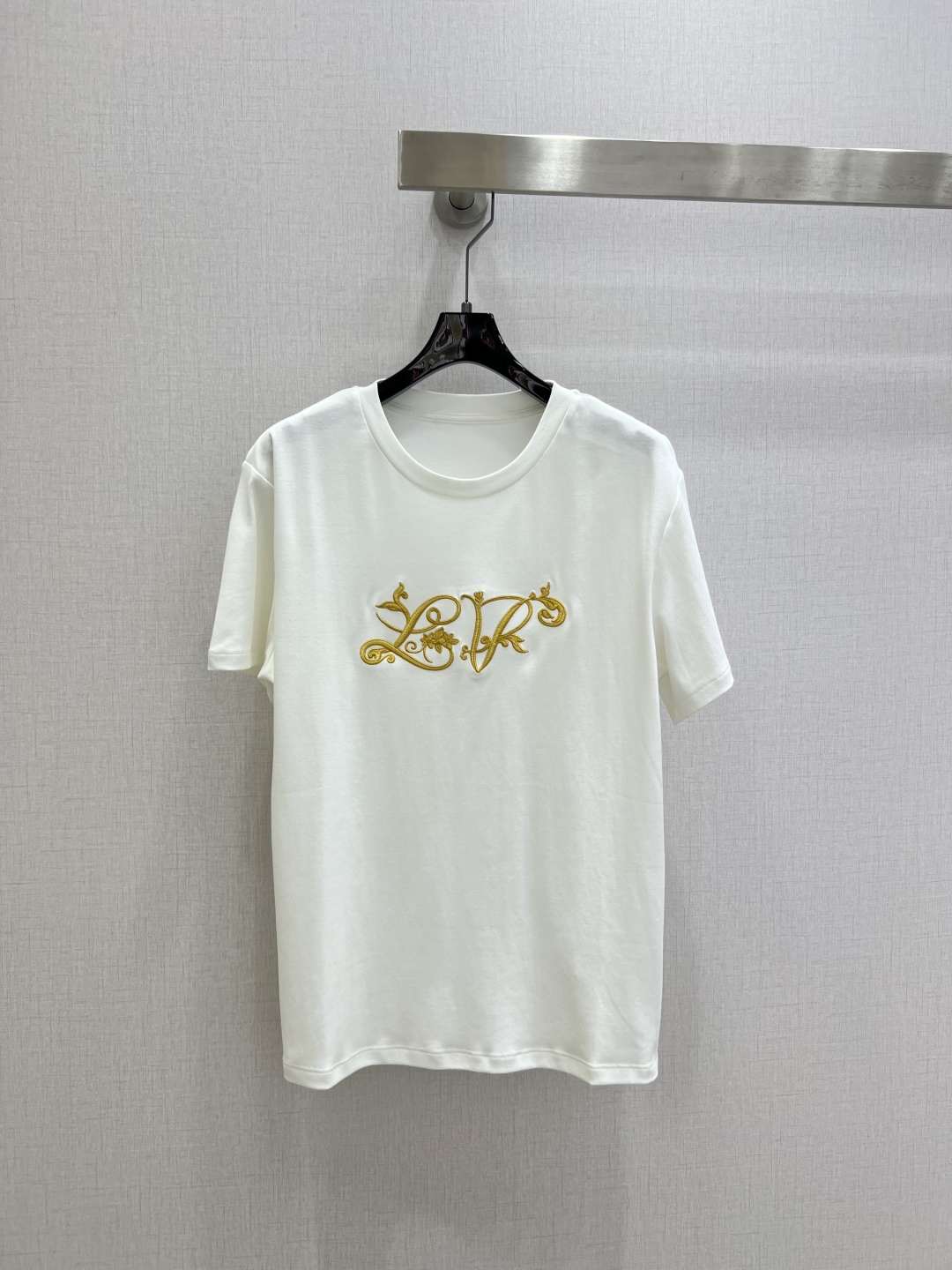 NO:795312,Highly recommended 26 early spring new short-sleeved T-shirt with letter vine embroidery. High-end fabrics, versatile version. Whoever wears it will know how comfortable it feels on the upper body!  The classic colors are elegant and high-end, a must-have for daily wear!  One color SML code high quality ABC,,T-shirt,tees,t-shirt,19860909强烈推荐 26早春新款 字母藤蔓刺绣短袖T恤 高订面料,百搭版型 上身的触感谁穿谁知道的舒服！经典颜色都是气质又高级,日常穿搭必备！一个色 SML码 高品质ABC,,T-shirt,tees，t-shirt,,Women's clothing