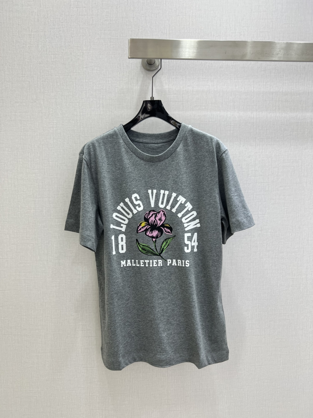 NO:795315,Highly recommended for the early spring of 26, the new letter flower short-sleeved T-shirt is made of high-end fabrics and versatile styles. Whoever wears it will know how comfortable it feels on the upper body!  The classic colors are elegant and high-end, a must-have for daily wear!  One color SML code high quality ABC,,T-shirt,tees,t-shirt,19860909强烈推荐 26早春新款 字母花朵短袖T恤 高订面料,百搭版型 上身的触感谁穿谁知道的舒服！经典颜色都是气质又高级,日常穿搭必备！一个色 SML码 高品质ABC,,T-shirt,tees，t-shirt,,Women's clothing
