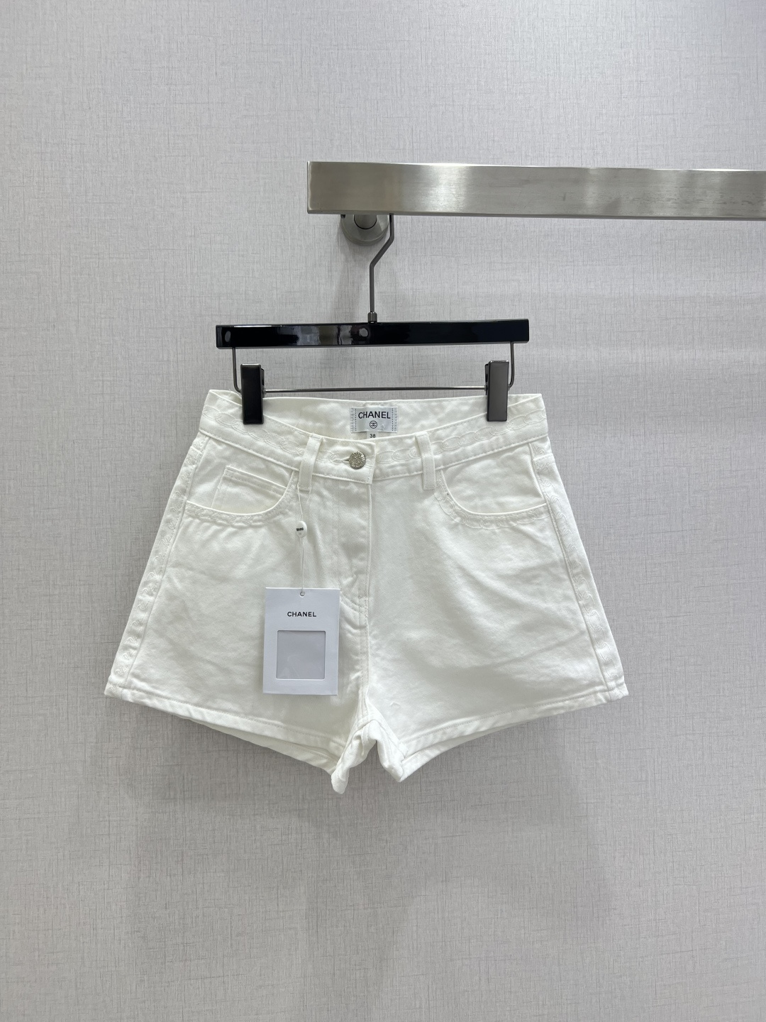 NO:796811,Highly recommended for the early spring of 26, denim shorts with embroidery on the waist, white shorts with double C on both sides of the pocket, imported denim cotton fabric, soft and comfortable, slimming texture at the same time, high-waisted and slim version, can be controlled by any body shape, pure white color, more versatile, double C design on the pocket, highlighting the brand style, overall easy to wear and high-end, one color, SML code, high quality ABC,,shorts,19860909强烈推荐 26早春新款 腰头刺绣牛仔短裤 口袋两侧双C白色短裤 进口牛仔棉面料 柔软舒适 质感显瘦同时兼得 高腰显瘦版型 任何身形都可以驾驭 纯白色系 更百搭 口袋双c设计 彰显品牌格调 整体好穿又高级 一个色 SML码 高品质ABC,,shorts,,Women's clothing