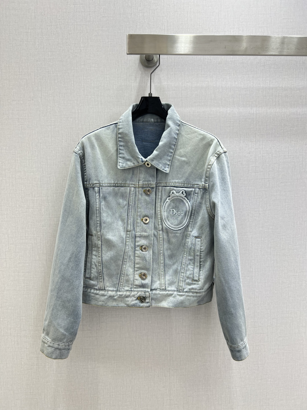 NO:795333,Highly recommended 26 early spring new denim jacket with embroidered badges, nostalgic series, plain denim with distressed effect, good appearance, versatile and worry-free, just a very clean feeling, a must-have for everyone, really great!  Washed denim cotton that feels very comfortable. Distressed and fermented style. One color. SML code. High quality ABC, jackets & coats.19860909强烈推荐 26早春新款 徽章刺绣牛仔外套 怀旧感系列 做旧效果素颜牛仔 高颜值 百搭无烦恼 就是很干净的感觉 人手必备 真的很赞！ 手感很舒服的洗水牛仔棉 做旧酵洗造型 一个色 SML码 高品质ABC,,jackets & coats,,Women's clothing