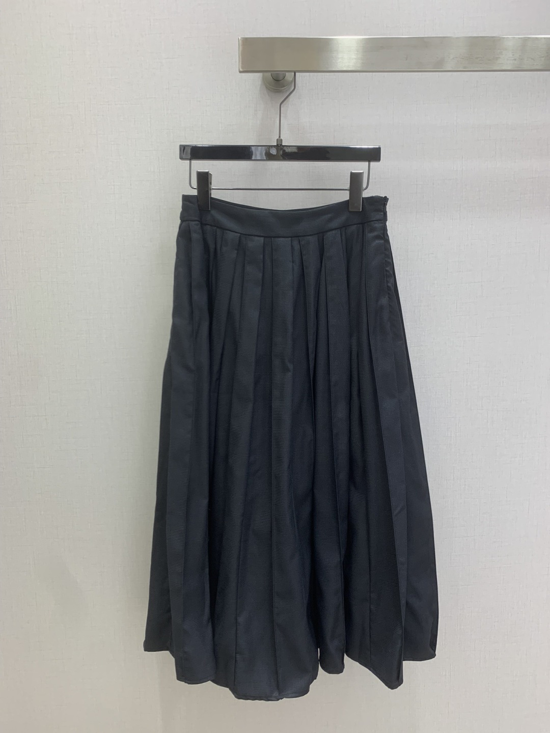 NO:794749,Highly recommended for the early spring of 26, the new pleated long skirt series is produced. It is extremely fashionable and exclusive for advanced customization. It has a unique style and is casual and easy!  Not only is the color beautiful, the texture is also great!  Retro and fashionable, one color, SMLXL code, high quality ABC,,skirts,19860909强烈推荐 26早春新款 压褶长半裙 系列出品 时髦度爆棚 高级定制专属 绝绝子的版型 随性洒脱！不旦颜色美,质感也敲好！复古又时尚 一个色 SMLXL码 高品质ABC,,skirts,,Women's clothing