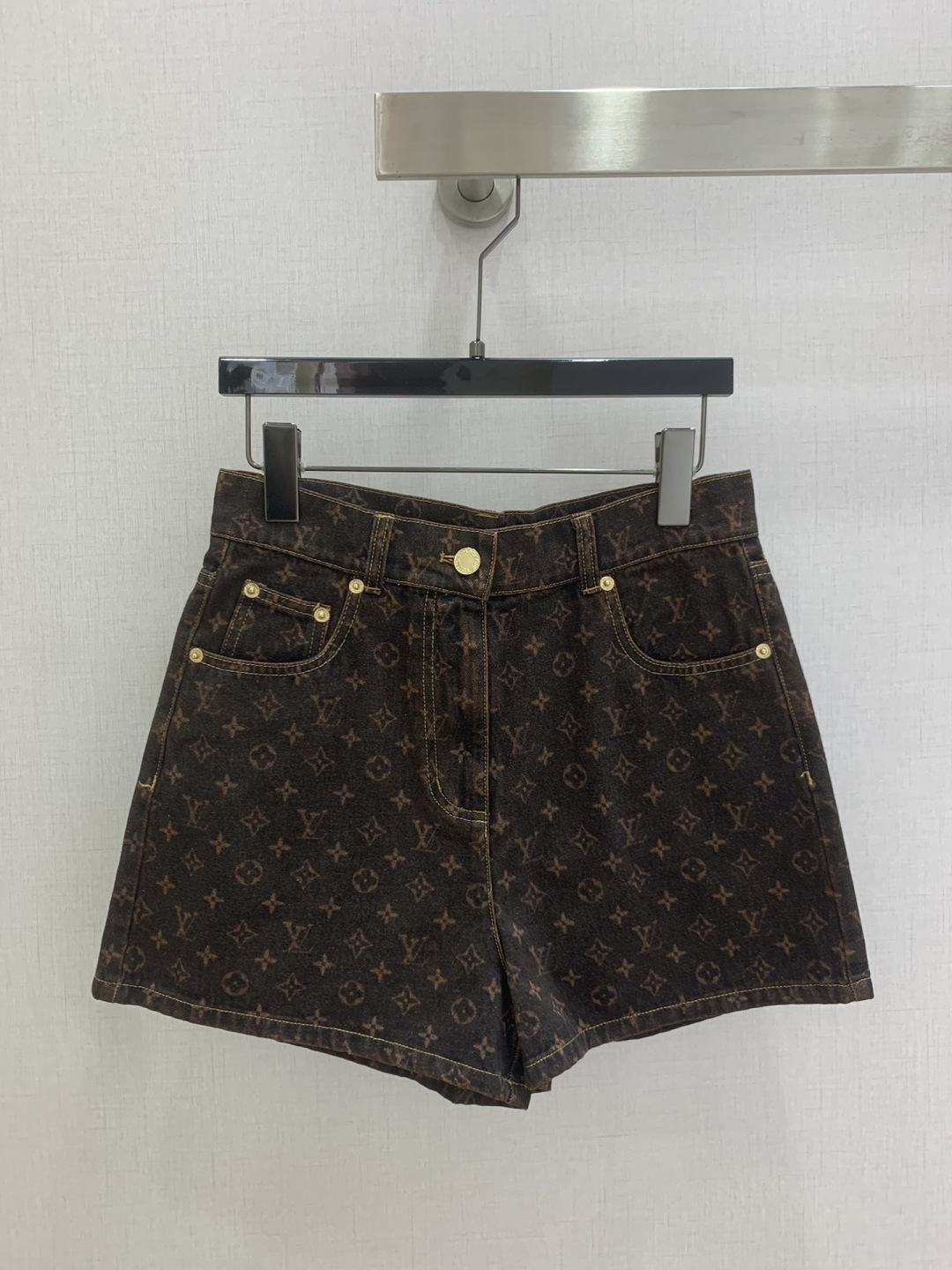 NO:795307,Highly recommended for the early spring of 26, the new presbyopic denim shorts are produced in the high-end series ~ super fashionable new denim denim. The upper body is cool and sassy with a unique color tone. The texture is fine, the cotton feels natural, it is muscular yet soft, super beautiful!  The details and workmanship are super good, new products are in stock, one color SML code, high quality ABC, shorts,19860909强烈推荐 26早春新款 老花牛仔短裤 高版系列出品~超时髦新款丹宁牛仔 个性色调上身又酷又飒爽 纹理细腻,棉感自然,既有筋骨感又不失柔软,超级漂亮！细节做工超级好,新品现货开抢 一个色 SML码 高品质ABC,,shorts,,Women's clothing