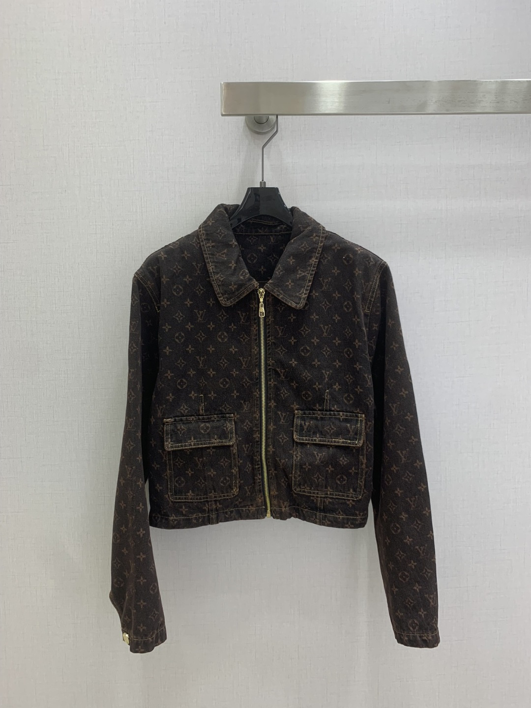 NO:795332,Highly recommended 26 early spring new style Presbyopia zipper denim jacket Produced in the high-end series ~ Super fashionable new denim denim. The upper body is cool and sassy with a unique color tone. The texture is fine, the cotton feels natural, it is muscular yet soft, super beautiful!  The details and workmanship are super good, new products are in stock, one color SML code, high quality ABC, jackets & coats,19860909强烈推荐 26早春新款 老花拉链牛仔外套 高版系列出品~超时髦新款丹宁牛仔 个性色调上身又酷又飒爽 纹理细腻,棉感自然,既有筋骨感又不失柔软,超级漂亮！细节做工超级好,新品现货开抢 一个色 SML码 高品质ABC,,jackets & coats,,Women's clothing
