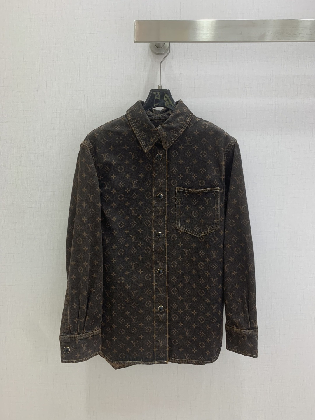 NO:795326,Highly recommended for the early spring of 26, the new patterned lapel denim shirt is produced in the high-end series ~ super fashionable new denim denim. The upper body is cool and sassy with a unique color tone. The texture is fine, the cotton feels natural, it is muscular yet soft, super beautiful!  The details and workmanship are super good, new products are in stock, one color SML code, high quality ABC, shirts,19860909强烈推荐 26早春新款 老花翻领牛仔衬衫 高版系列出品~超时髦新款丹宁牛仔 个性色调上身又酷又飒爽 纹理细腻,棉感自然,既有筋骨感又不失柔软,超级漂亮！细节做工超级好,新品现货开抢 一个色 SML码 高品质ABC,,shirts,,Women's clothing