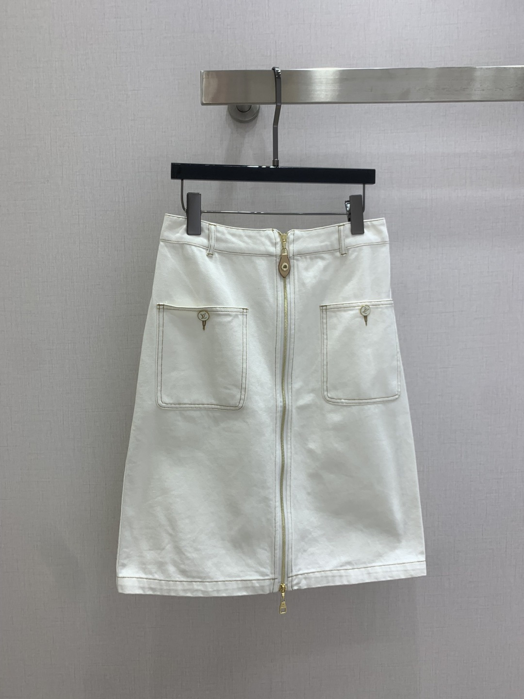 NO:795317,Highly recommended 26 early spring new model, long denim skirt with stand-up collar and pockets, open stitching, zipper design in double pockets, letter metal button decoration, super good version, one color SML code, high quality ABC,,skirts,19860909强烈推荐 26早春新款 立领口袋牛仔长半裙 明线走线 双口袋中拉链版型设计 字母金属扣子装饰 版型超好 一个色 SML码 高品质ABC,,skirts,,Women's clothing