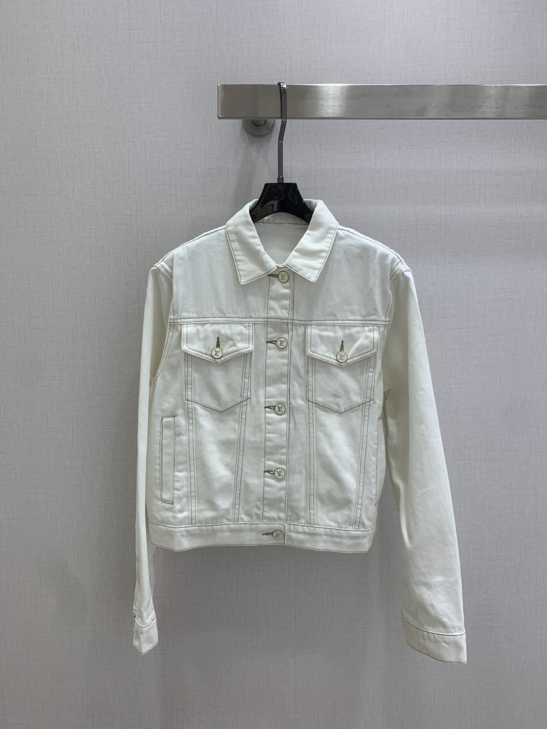 NO:795311,Highly recommended 26 early spring new style, lapel denim jacket, open stitching, letter metal button decoration, super good fit, one color SML code, high quality ABC,,jackets & coats,jackets & coats,19860909强烈推荐 26早春新款 翻领牛仔夹克外套 明线走线 字母金属扣子装饰 版型超好 一个色 SML码 高品质ABC,,jackets & coats,jackets & coats,,Women's clothing