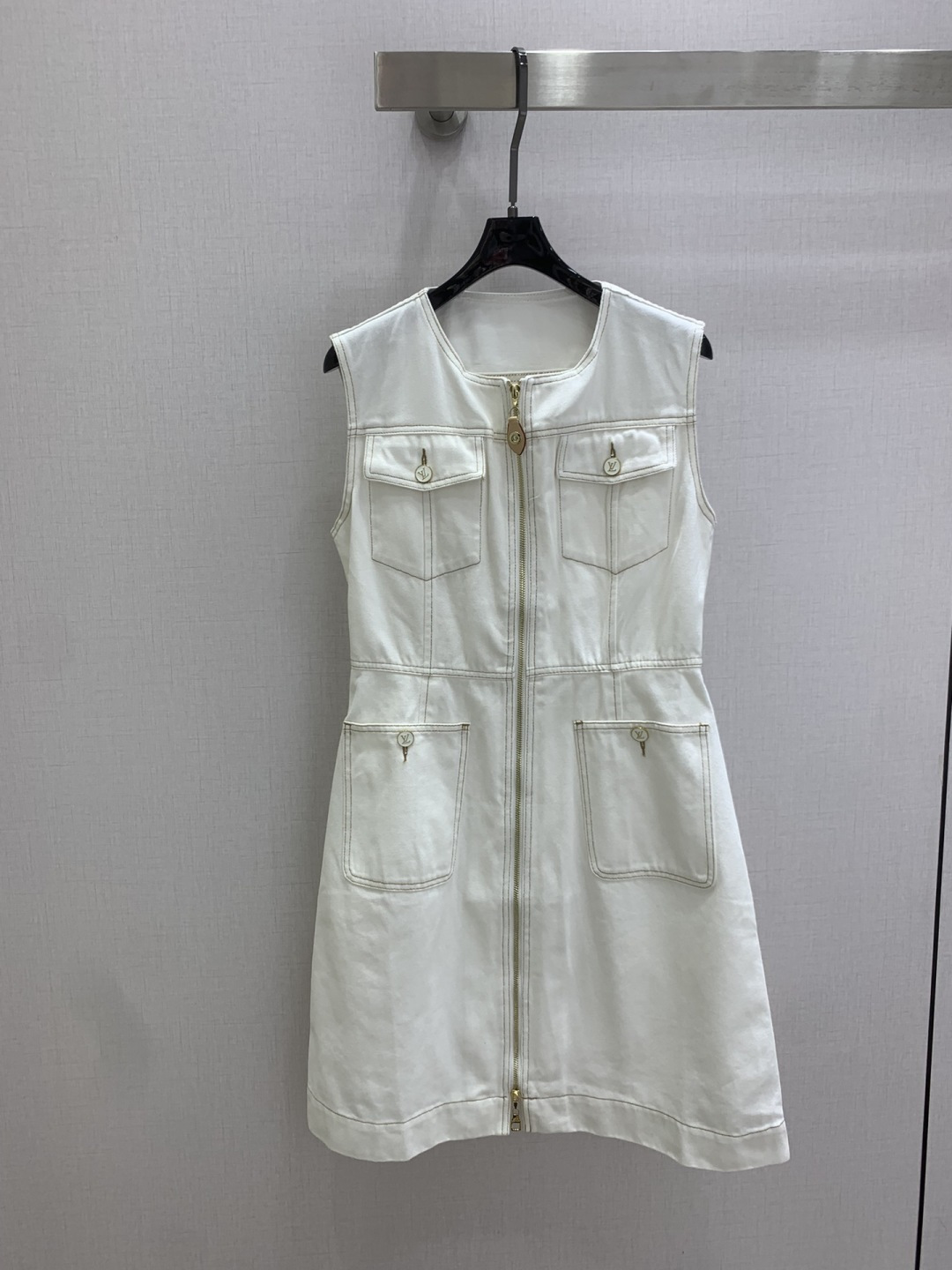NO:795306,Highly recommended 26 early spring new style denim zipper sleeveless dress, open stitching, multi-pocket zipper design, letter metal button decoration, super good fit, one color SML code, high quality ABC,,skirts,19860909强烈推荐 26早春新款 牛仔拉链无袖连衣裙 明线走线 多口袋中拉链版型设计 字母金属扣子装饰 版型超好 一个色 SML码 高品质ABC,,skirts,,Women's clothing