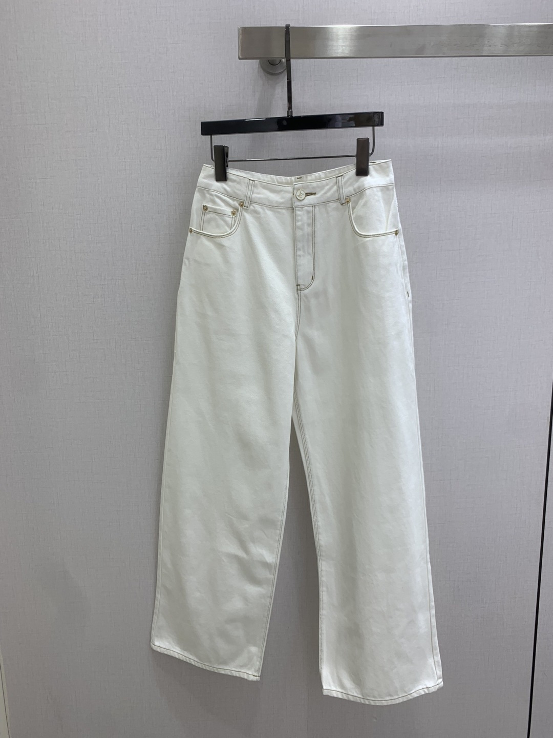 NO:795323,Highly recommended 26 early spring new style, open-stitched denim wide-leg trousers, open-stitched, letter metal button decoration, super good version, one color, SML code, high quality ABC,,19860909强烈推荐 26早春新款 明线牛仔阔腿长裤 明线走线 字母金属扣子装饰 版型超好 一个色 SML码 高品质ABC,,,Women's clothing