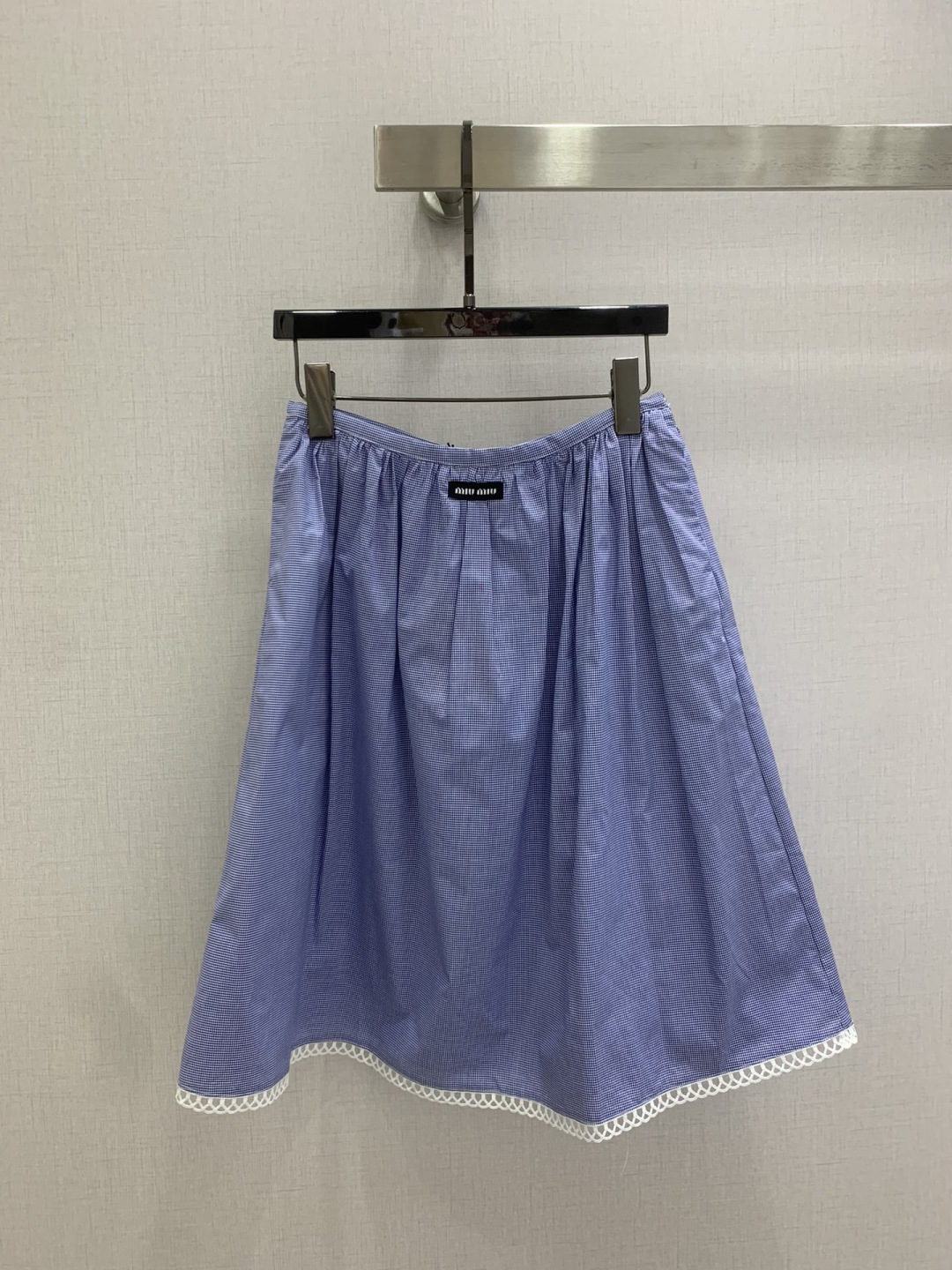 NO:795322,Highly recommended for 26 early spring new style. Logo lace long skirt. Logo decoration series. Super age-reducing series. It looks good whether worn as a set or separately. Blue fine plaid fabric is refreshing and fashionable. The upper body is white and youthful. One color SML code. High quality ABC,,skirts,19860909强烈推荐 26早春新款 徽标花边长半裙 徽标装饰一系列 超级减龄的一系列 不管是一套搭配或者分开穿都好看 蓝色细格纹面料 清爽又时髦 上身显白显年轻感 一个色 SML码 高品质ABC,,skirts,,Women's clothing
