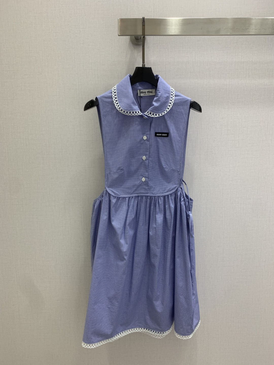 NO:795328,Highly recommended for the early spring of 26. Sleeveless dress with hollow lapels. A series of logo decorations. A series that is super age-reducing. It looks good whether worn as a set or separately. Blue fine plaid fabric is refreshing and fashionable. The upper body is white and youthful. One color SML code. High quality ABC,,skirts,19860909强烈推荐 26早春新款 翻领镂空无袖连衣裙 徽标装饰一系列 超级减龄的一系列 不管是一套搭配或者分开穿都好看 蓝色细格纹面料 清爽又时髦 上身显白显年轻感 一个色 SML码 高品质ABC,,skirts,,Women's clothing