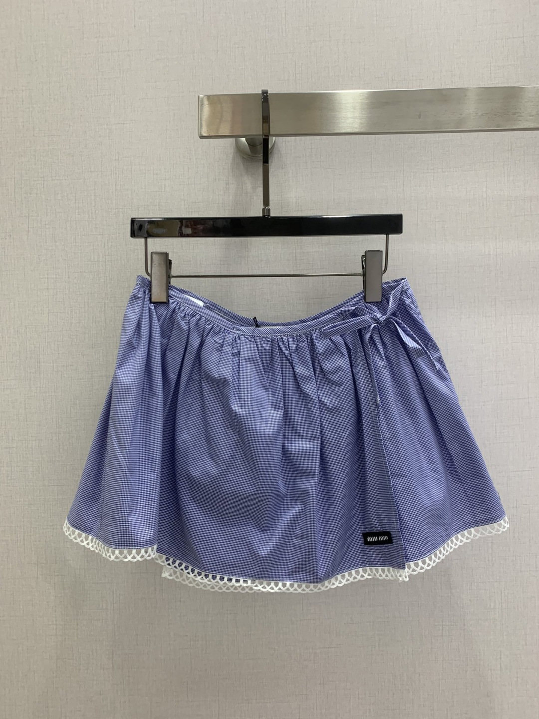 NO:795316,Highly recommended 26 early spring new style. Side logo lace skirt. A series of logo decorations. Super age-reducing series. It looks good whether it is a set or worn separately. Blue fine plaid fabric is refreshing and fashionable. The upper body is white and youthful. One color SML code. High quality ABC,,skirts,19860909强烈推荐 26早春新款 侧边徽标花边半裙 徽标装饰一系列 超级减龄的一系列 不管是一套搭配或者分开穿都好看 蓝色细格纹面料 清爽又时髦 上身显白显年轻感 一个色 SML码 高品质ABC,,skirts,,Women's clothing