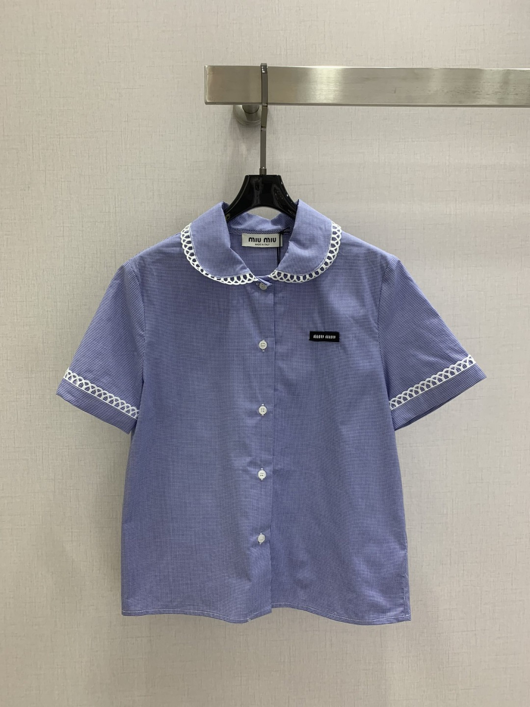 NO:795310,Highly recommended for the early spring of 26. Logo lapel short-sleeved lace shirt. A series of logo decorations. A series that is super age-reducing. It looks good whether it is a set or worn separately. Blue fine plaid fabric is refreshing and fashionable. The upper body is white and youthful. One color SML code. High quality ABC, shirts, T-shirt,19860909强烈推荐 26早春新款 徽标翻领短袖花边衬衫 徽标装饰一系列 超级减龄的一系列 不管是一套搭配或者分开穿都好看 蓝色细格纹面料 清爽又时髦 上身显白显年轻感 一个色 SML码 高品质ABC,,shirts,T-shirt,,Women's clothing
