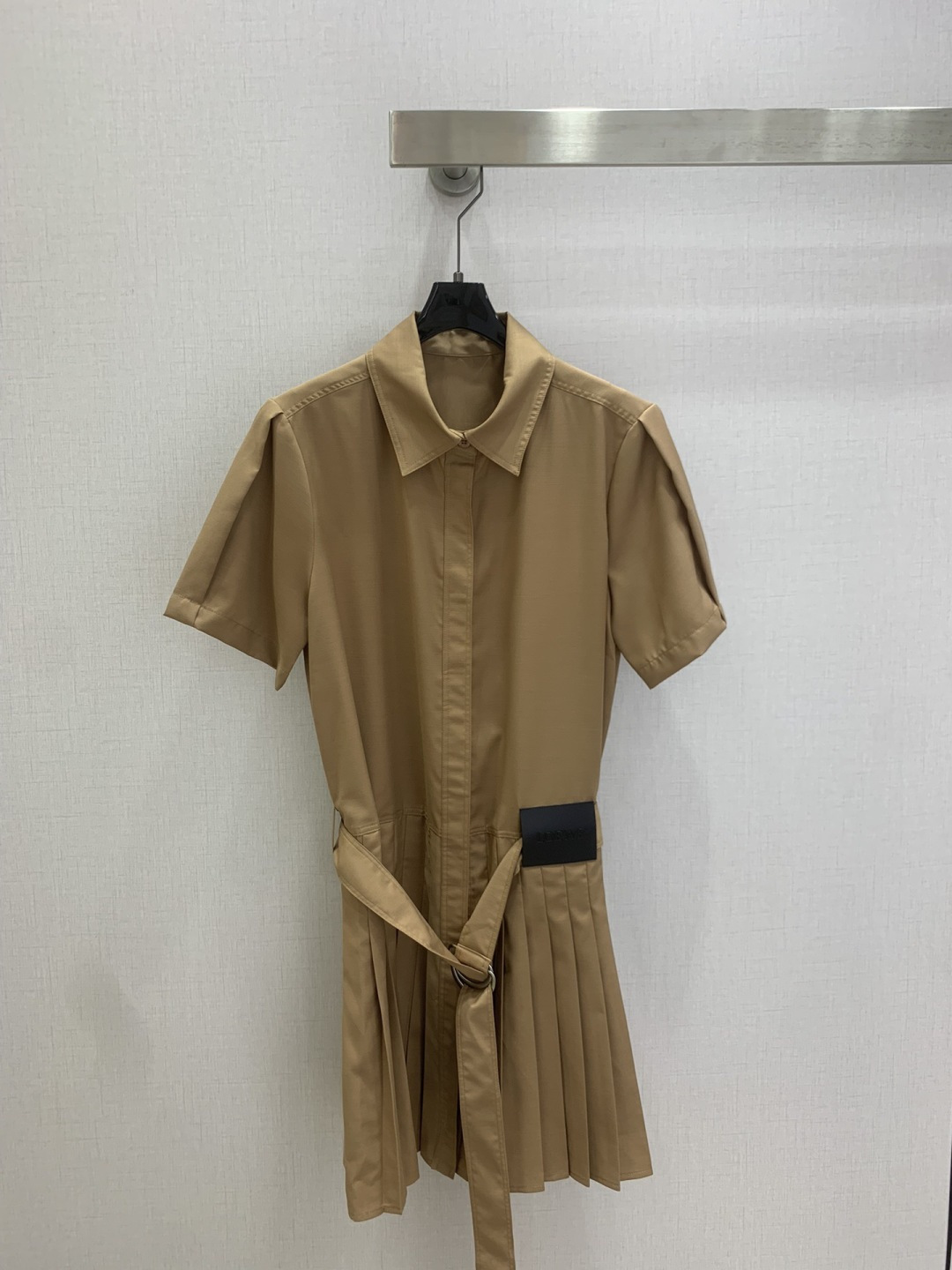 NO:795304,Highly recommended 26 early spring new work style shirt pleated dress  Classic lapel + short sleeve design, single-row hidden buttons on the front, waist with wide belt of the same fabric and metal D-ring buckle, and three-dimensional pleated skirt at the hem, which can effectively modify the waist-to-hip ratio and elongate the leg line. Black leather LOEW* label embossed on the waist side, belt buckle  It is also engraved with the brand name to enhance the recognition of light luxury. The micro-pleat design on the shoulders modifies the shoulder line, the fabric has a good drape feeling, the pleated hem is flexible and elegant when walking, and the leather label enhances the sense of sophistication. The camel color is gentle and retro, and the navy blue is calm and capable, meeting the needs of different styles and occasions~  Two colors SML code high quality ABC,,loewe,skirts,shirts,T-shirt,19860909强烈推荐 26早春新款 工装风衬衫百褶连衣裙 经典翻领+短袖设计,前襟单排暗扣,腰部配同面料宽腰带与金属D形环扣,下摆为立体百褶裙型,能有效修饰腰臀比例,拉长腿部线条.腰侧压印黑色皮革LOEW*标签,腰带扣环也刻有品牌字样,强化轻奢辨识度.肩部微褶设计修饰肩线,面料垂坠感佳,百褶下摆走路时灵动飘逸,皮革标签提升精致感.驼色温柔复古,藏青沉稳干练,满足不同风格与场合需求~ 两个色 SML码 高品质ABC,,loewe,skirts,shirts,T-shirt,,Women's clothing