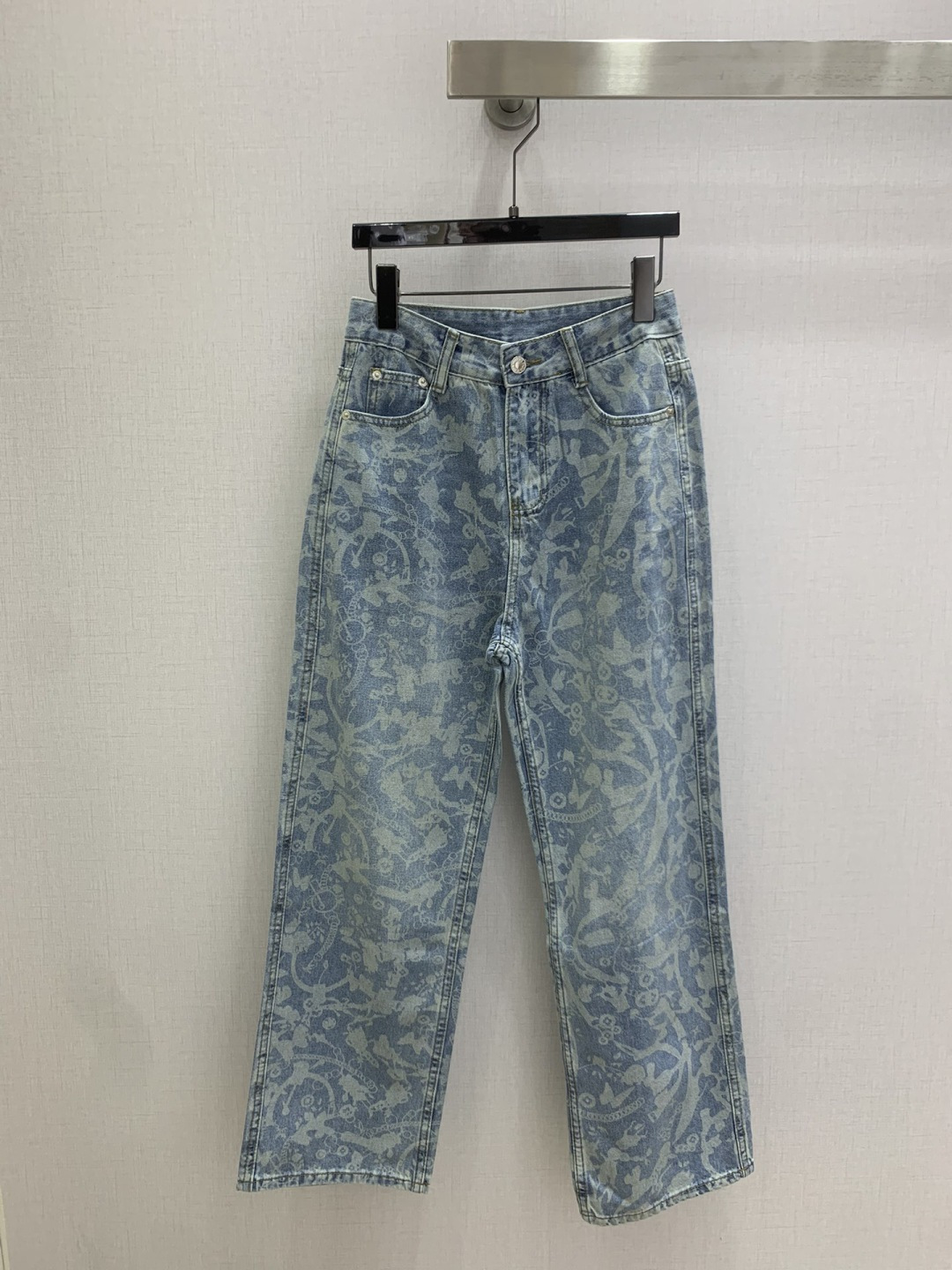 NO:795300,Highly recommended 26 early spring new style retro printed denim bootcut trousers with retro wash technology, versatile and fashionable!  The upper body is super slim!  Imported washing process, customized denim fabric with three-dimensional and stylish texture, the upper body shows unique personality, highly recommended single product, one color SML code, high quality ABC,,19860909强烈推荐 26早春新款 复古印花牛仔微喇长裤 工艺复古洗水百搭又时髦！上身超显瘦！进口洗水工艺,定制牛仔面料质感立体有型,上身特显个性,强烈推荐单品 一个色 SML码 高品质ABC,,,Women's clothing