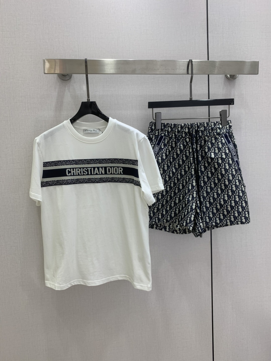 NO:795288,Highly recommended 26 early spring new style letter web presbyopic shorts suit pure cotton round neck short sleeves logo web T-shirt + jacquard shorts pants pocket splicing webbing fashion big brand style high-end quality one color SML code high quality ABC, shorts, T-shirt, tees, t-shirt,19860909强烈推荐 26早春新款 字母织带老花短裤套装 纯棉圆领短袖logo织带T恤+提花短裤裤子口袋拼接织带时尚大牌范儿高端品质一个色 SML码 高品质ABC,,shorts,T-shirt,tees，t-shirt,,Women's clothing