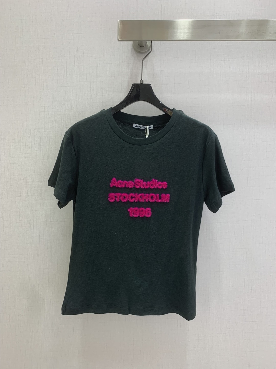 NO:795296,Highly recommended 26 early spring new style flocked letter short-sleeved T-shirt, low-key and fashionable, versatile and easy to control, versatile and handsome, two colors SML code, high quality ABC, T-shirt, tees, t-shirt,19860909强烈推荐 26早春新款 植绒字母短袖T恤 低调又时髦 版型百搭不挑人 都可驾驭 百搭又帅气 两个色 SML码 高品质ABC,,T-shirt,tees，t-shirt,,Women's clothing