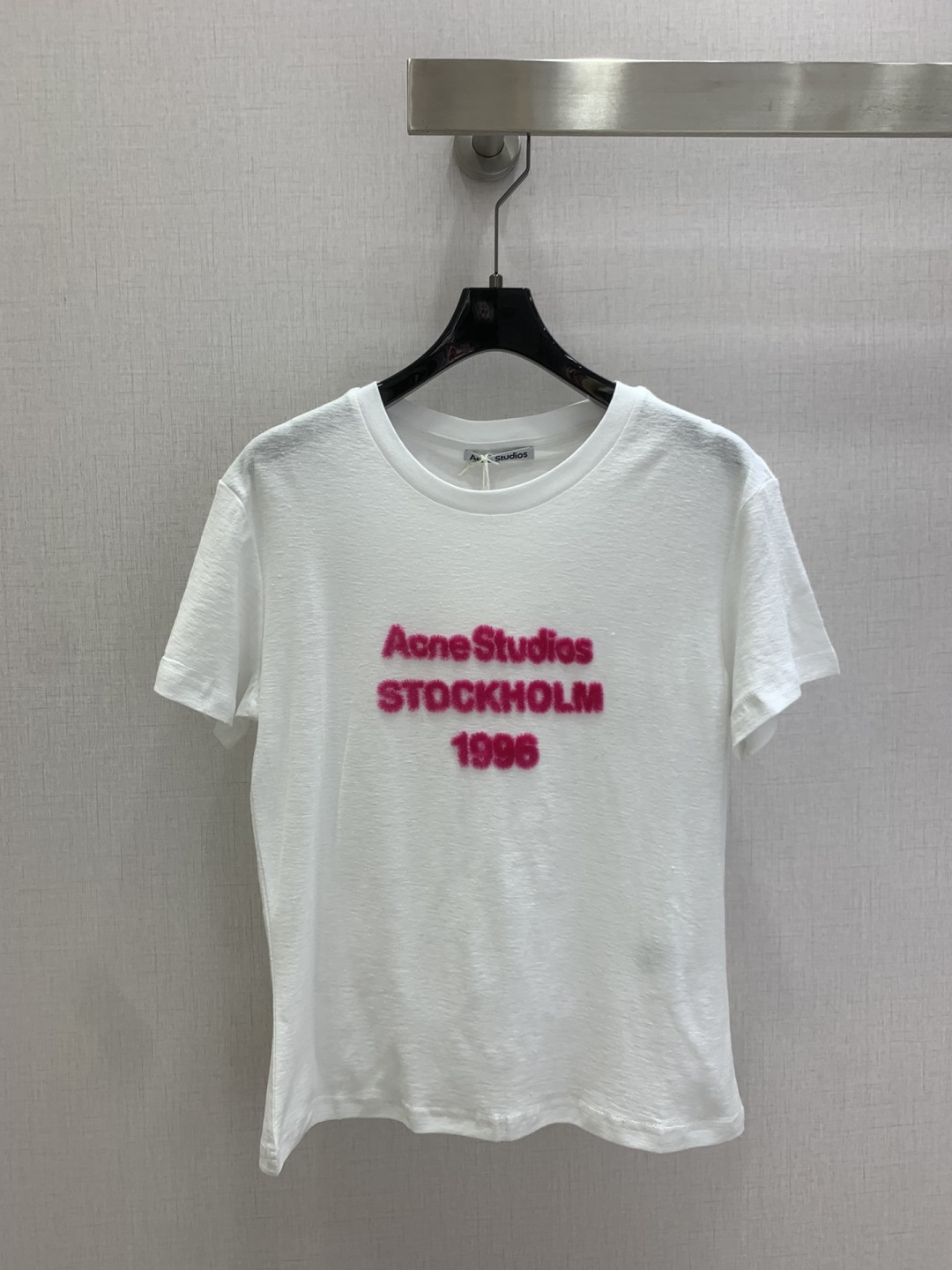 NO:795292,Highly recommended 26 early spring new style flocked letter short-sleeved T-shirt, low-key and fashionable, versatile and easy to control, versatile and handsome, two colors SML code, high quality ABC, T-shirt, tees, t-shirt,19860909强烈推荐 26早春新款 植绒字母短袖T恤 低调又时髦 版型百搭不挑人 都可驾驭 百搭又帅气 两个色 SML码 高品质ABC,,T-shirt,tees，t-shirt,,Women's clothing