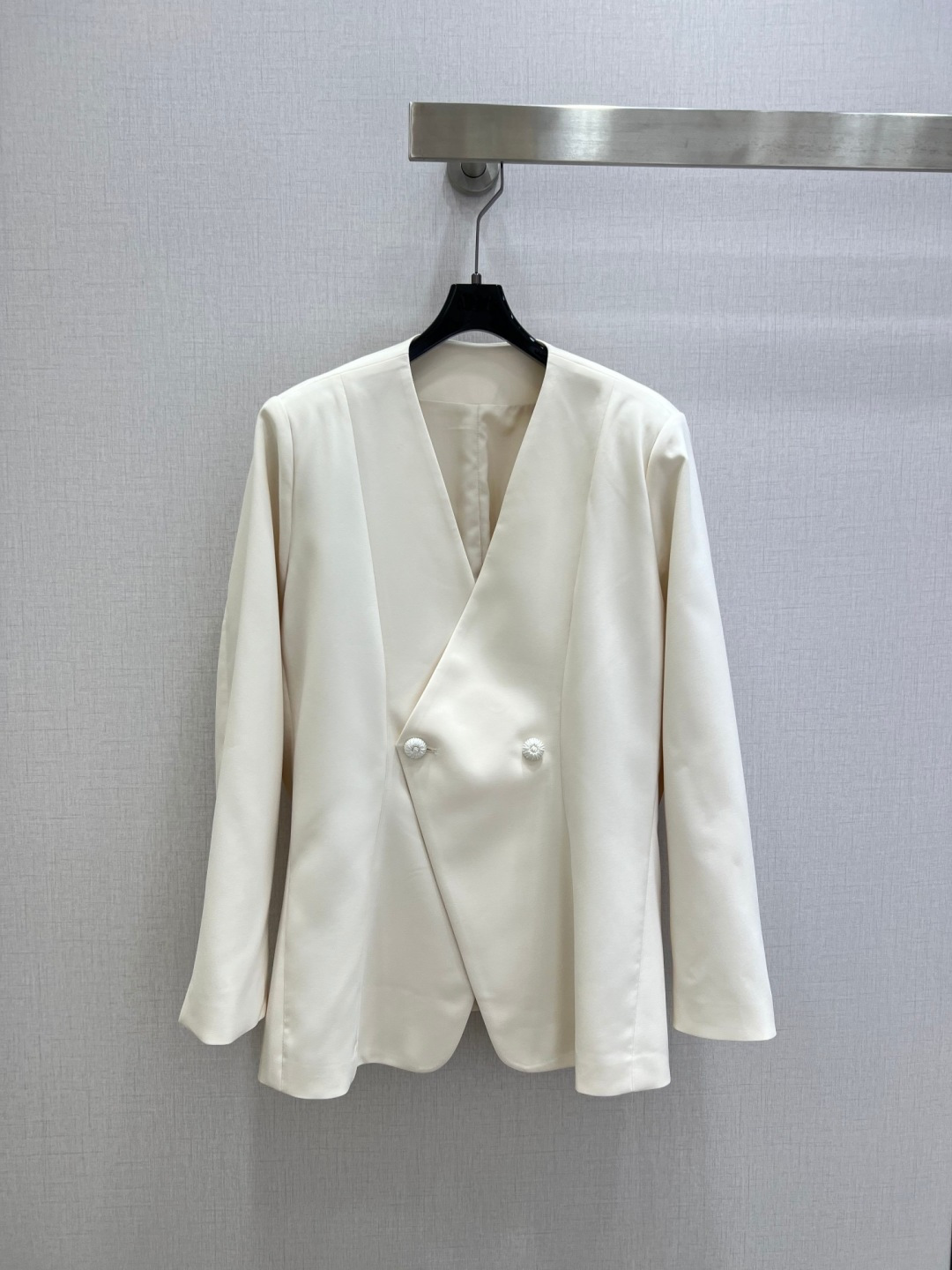 NO:795324,Highly recommended for the early spring of 26, the new V-neck waisted suit jacket is full of texture. The craftsmanship is more advanced. Fashionable and perfectly presents the brand style charm. It is a versatile daily essential item that shows temperament. The upper body is more trendy and fashionable. One color SMLXL code. High quality ABC, jackets & coats, business suit,19860909强烈推荐 26早春新款 V领收腰西装外套 质感十足 工艺处质感更为高级 时髦完美呈现品牌风格魅力 百搭显气质日常必备单品 上身更具备潮流时髦感 一个色 SMLXL码 高品质ABC,,jackets & coats,business suit,,Women's clothing