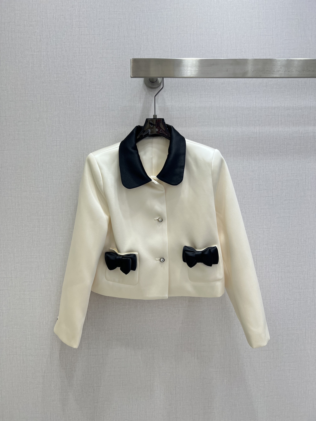 NO:795740,Highly recommended for 26 early spring new products. Black and white contrasting three-dimensional bow coat with bow double pocket skirt. Batch separately. Balances sweet elements and elegance just right. The black doll collar has its own age-reducing effect. Pair it with a high-waisted A-line skirt of the same color to make a soft and delicate outfit. Customized fabric texture is smooth and stylish. The surface has a sense of gloss. The three-dimensional and full bow decoration is age-reducing and elegant. It can be worn as a set or separately. Can be used in one color for commuting and daily use. SML code  High quality outerwear, skirts, jackets & coats,19860909强烈推荐 26早春新品 黑白撞色立体蝴蝶结外套蝴蝶结双口袋半裙 分开批 把甜美元素和优雅气质平衡得恰到好处 黑色娃娃领自带减龄效果 搭配同色系高腰A字短裙一套穿搭温柔又精致 定制面料质感顺滑有型 表面自带光泽感 立体饱满的蝴蝶结装饰 减龄又优雅 一套穿或分开搭配都OK 通勤日常皆可一个色 SML码 高品质外,,skirts,jackets & coats,,Women's clothing