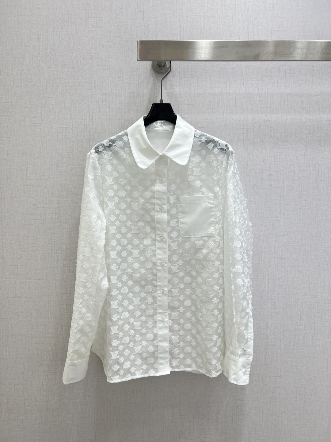 NO:795750,Highly recommended 26 early spring new style jacquard pocket lapel shirt with super high brand recognition!  Lightweight fabric. Suitable for early spring. Can be easily worn in daily life or attending events. It goes well with jeans or casual pants. Easily create a trendy look. One color. SMLXL code. High quality ABC, jeans, shirts,19860909强烈推荐 26早春新款 提花口袋翻领衬衫 品牌辨识度超高！轻质面料 早春穿超合适 日常或出席活动都能轻松驾驭 搭配牛仔裤或休闲裤都很出彩 轻松打造潮流造型 一个色 SMLXL码 高品质ABC,,jeans,shirts,,Women's clothing