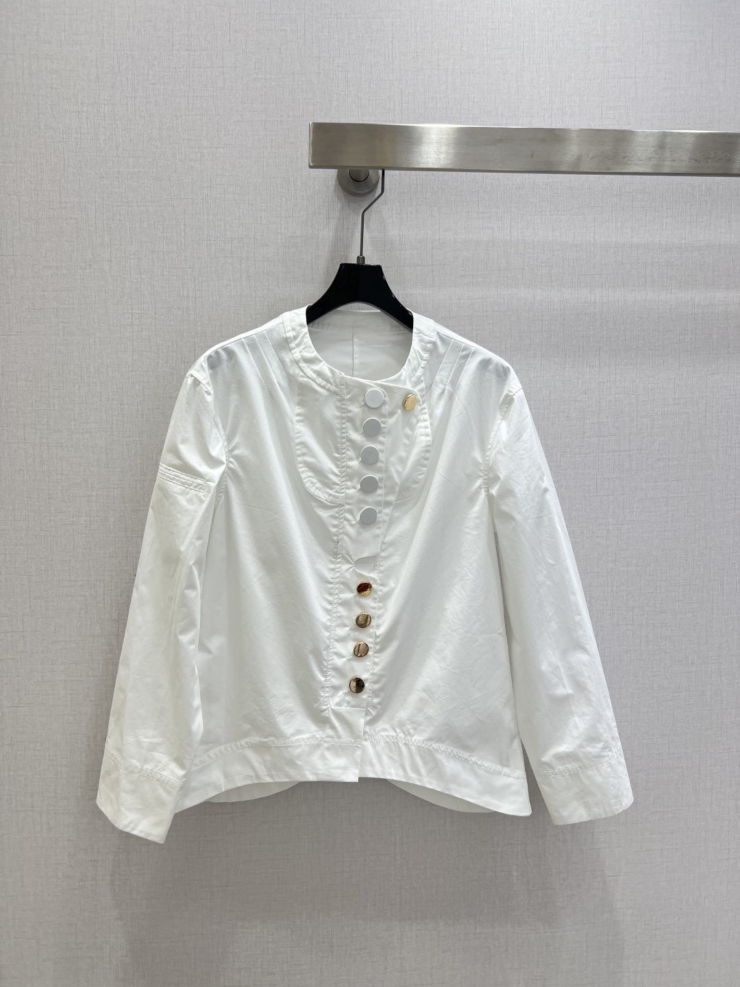 NO:795753,Highly recommended 26 early spring new style. Designed button round neck shirt. Full of texture. The craftsmanship is more advanced. Fashionable and perfectly presents the charm of brand style. Versatile and temperamental daily essential item. The upper body is more trendy and fashionable. One color, SMLXL code, high quality ABC, shirts,19860909强烈推荐 26早春新款 设计感纽扣圆领衬衫 质感十足 工艺处质感更为高级 时髦完美呈现品牌风格魅力 百搭显气质日常必备单品 上身更具备潮流时髦感 一个色 SMLXL码 高品质ABC,,shirts,,Women's clothing