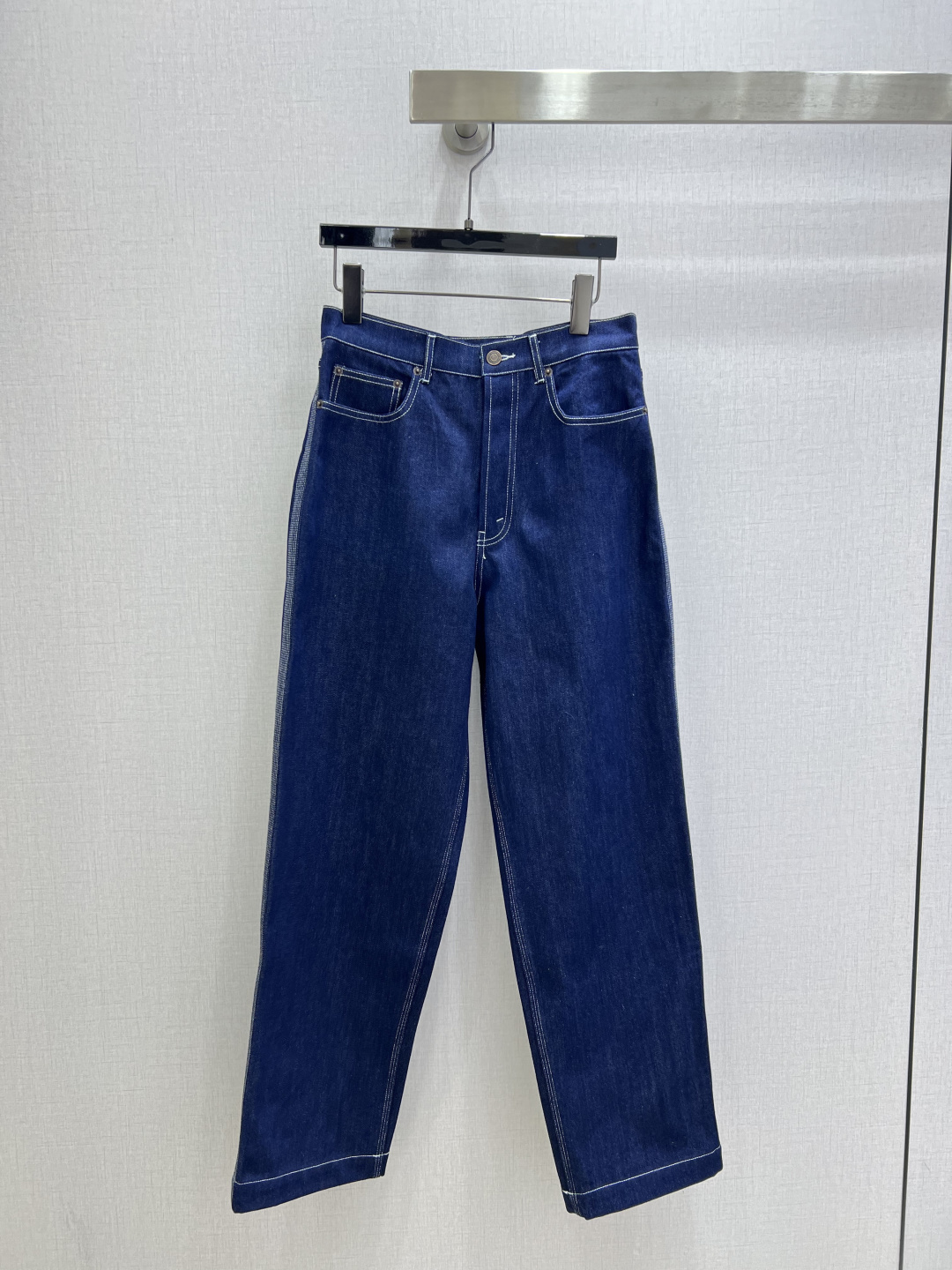 NO:795759,Highly recommended 26 early spring new style spliced ​​denim straight trousers, nostalgic series, plain denim with distressed effect, good appearance, versatile and worry-free, just a very clean feeling, a must-have for everyone, really great!  Washed denim cotton that feels very comfortable, aged fermentation-washed shape, one color, SML code, high quality ABC,,19860909强烈推荐 26早春新款 拼接牛仔直筒长裤 怀旧感系列 做旧效果素颜牛仔 高颜值 百搭无烦恼 就是很干净的感觉 人手必备 真的很赞！ 手感很舒服的洗水牛仔棉 做旧酵洗造型 一个色 SML码 高品质ABC,,,Women's clothing