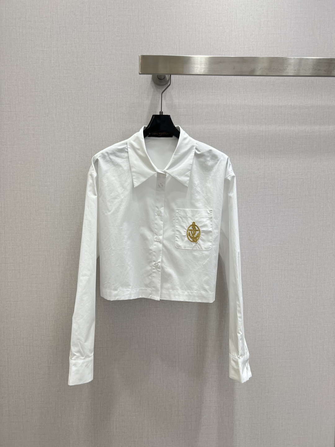 NO:795765,Highly recommended 26 early spring new short shirt with pocket embroidery and smooth fabric!  Classic and stylish, it can be used perfectly in all kinds of styles~high-end ready-to-wear style, the details are so beautiful!  Exquisite and everyday, easy to control!  The texture is great!  Age reduction, fashion, casual girly feel, one color SML code, high quality ABC, shirts,19860909强烈推荐 26早春新款 口袋绣品短款衬衫 面料光洁！经典又有型 各种都能完美驾驭～高级成衣做法,细节美到爆！精美又日常,轻松驾驭！质感棒棒哒！减龄 时尚 休闲少女感,一个色 SML码 高品质ABC,,shirts,,Women's clothing