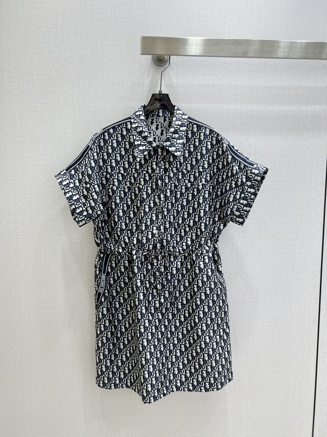 NO:796785,Highly recommended 26 early spring new style jacquard drop shoulder and waist dress. New lapel drop shoulder drawstring waist loose dress. Classic jacquard fabric, fashionable big-name style, full of loose shoulder style, hiding the collision of laziness and sophistication. The jacquard pattern spreads naturally on the fabric, with a retro texture. Ready in stock. One color SML code. High quality ABC,,skirts,19860909强烈推荐 26早春新款 提花落肩收腰连衣裙 新款翻领落肩抽绳腰宽松连衣裙经典提花面料时尚大牌范儿十足宽松落肩版型,藏着慵懒与精致的碰撞.提花纹路在面料上自然铺展,自带复古肌理感 现货 一个色 SML码 高品质ABC,,skirts,,Women's clothing