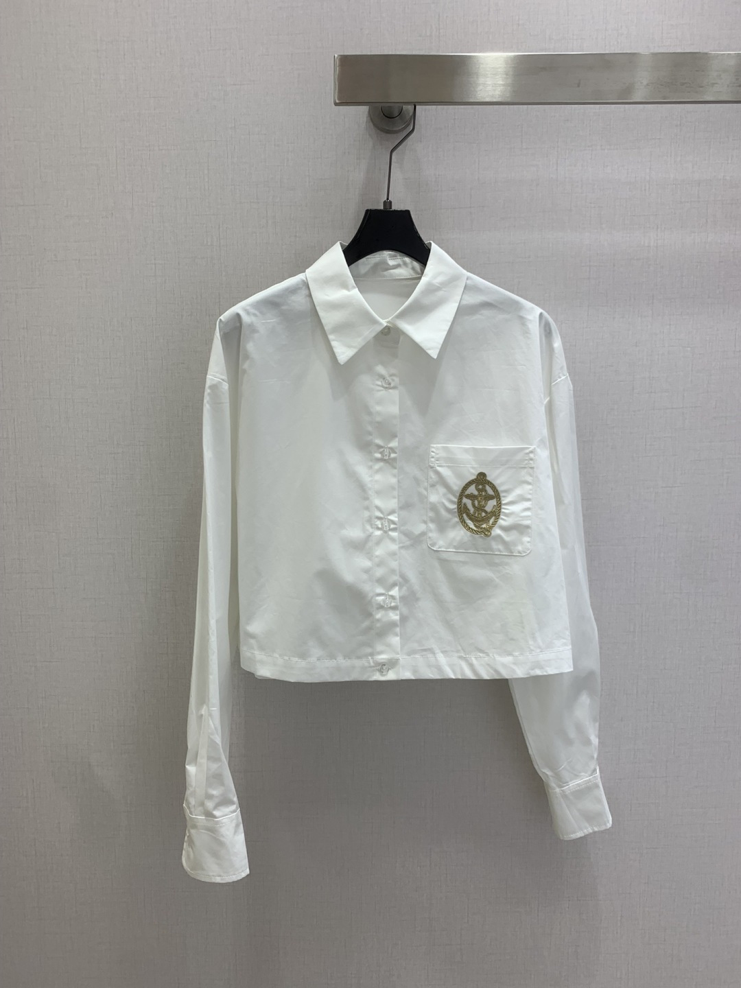 NO:795704,Highly recommended 26 early spring new short shirt with embroidered badge. Low-key luxury three-dimensional tailoring. Streamlined line design. Noble and elegant with gentle and intellectual temperament. Imported special materials. You will be amazed when you receive it. The texture of the customized fabric is amazing!  One color SMLXL code high quality ABC, shirts,19860909强烈推荐 26早春新款 徽章刺绣短款衬衫 低调奢华立体剪裁 精简线条感设计 高贵典雅又尽显温柔知性的气质 进口特殊材质 收到手会很惊艳 定制面料质感超赞！一个色 SMLXL码 高品质ABC,,shirts,,Women's clothing