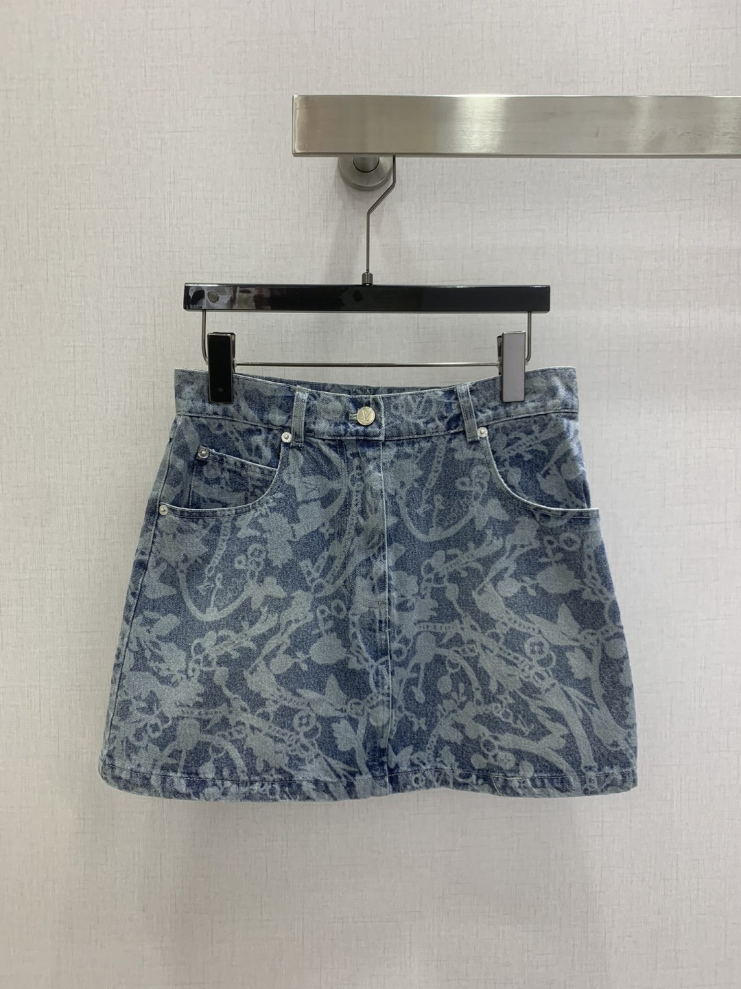 NO:795710,Highly recommended 26 early spring new style retro printed denim skirt, nostalgic series, plain denim with distressed effect, good appearance, versatile and worry-free, just a very clean feeling, a must-have for everyone, really great!  Washed denim cotton that feels very comfortable, aged and fermented, one color, SMLXL code, high quality ABC,,skirts,19860909强烈推荐 26早春新款 复古印花牛仔半裙 怀旧感系列 做旧效果素颜牛仔 高颜值 百搭无烦恼 就是很干净的感觉 人手必备 真的很赞！ 手感很舒服的洗水牛仔棉 做旧酵洗造型 一个色 SMLXL码 高品质ABC,,skirts,,Women's clothing