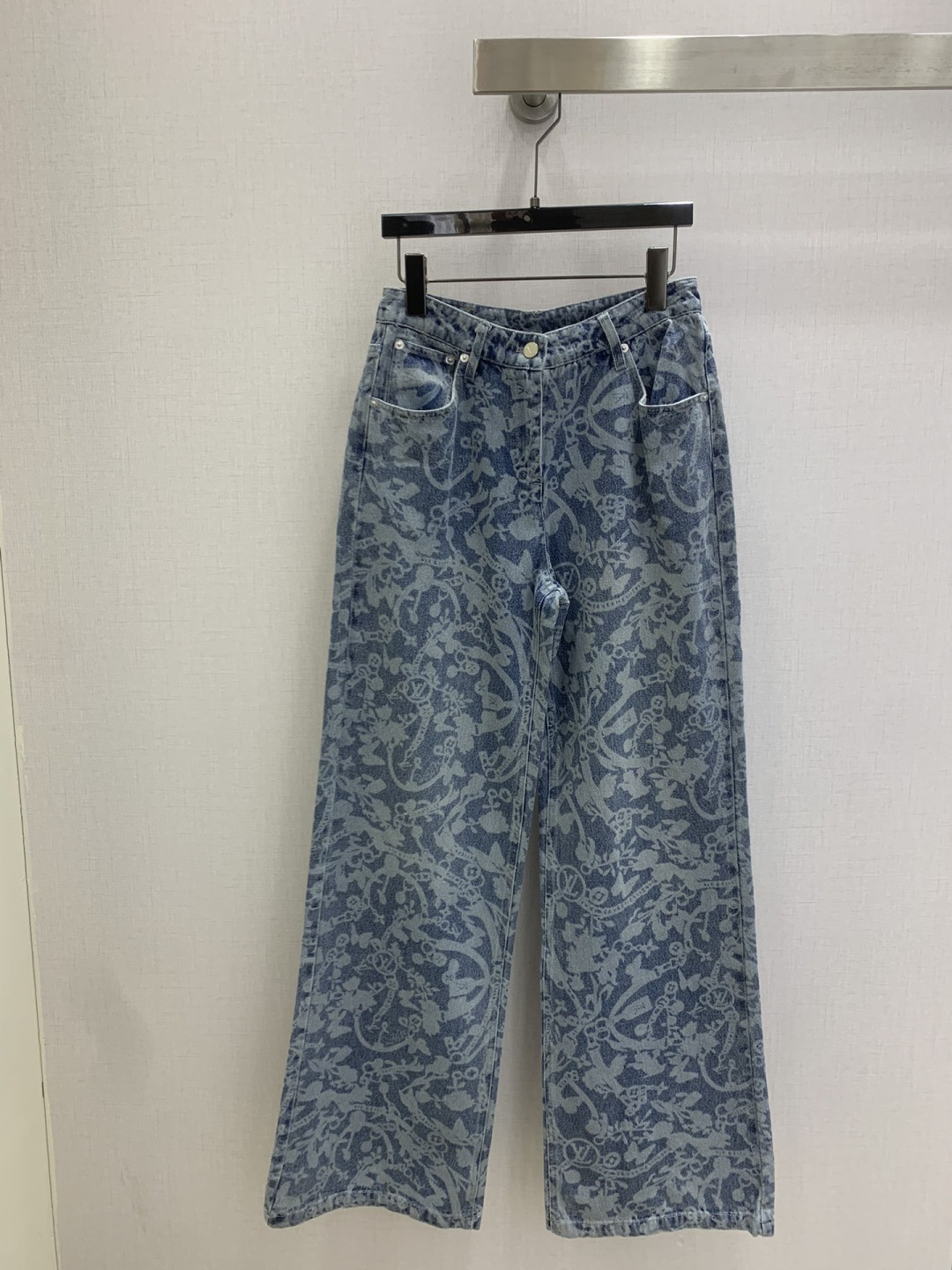 NO:795716,Highly recommended 26 early spring new style retro printed denim trousers, nostalgic series, plain denim with distressed effect, good appearance, versatile and worry-free, just a very clean feeling, a must-have for everyone, really great!  Washed denim cotton that feels very comfortable, aged fermentation style, one color, SMLXL code, high quality ABC,,19860909强烈推荐 26早春新款 复古印花牛仔长裤 怀旧感系列 做旧效果素颜牛仔 高颜值 百搭无烦恼 就是很干净的感觉 人手必备 真的很赞！ 手感很舒服的洗水牛仔棉 做旧酵洗造型 一个色 SMLXL码 高品质ABC,,,Women's clothing
