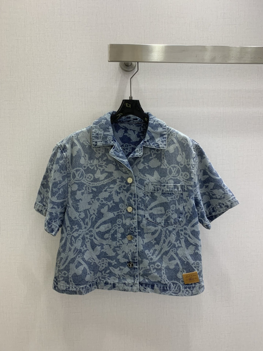 NO:795722,Highly recommended 26 early spring new style, retro printed denim short-sleeved top, nostalgic series, plain denim with distressed effect, good appearance, versatile and worry-free, just a very clean feeling, a must-have for everyone, really great!  Washed denim cotton that feels very comfortable, aged and fermented, one color, SMLXL code, high quality ABC, T-shirt,19860909强烈推荐 26早春新款 复古印花牛仔短袖上衣 怀旧感系列 做旧效果素颜牛仔 高颜值 百搭无烦恼 就是很干净的感觉 人手必备 真的很赞！ 手感很舒服的洗水牛仔棉 做旧酵洗造型 一个色 SMLXL码 高品质ABC,,T-shirt,,Women's clothing