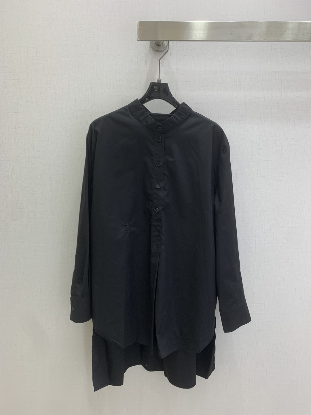 NO:795728,Highly recommended 26 early spring new bee embroidered long shirt. Low-key luxury three-dimensional tailoring. Streamlined line design. Noble and elegant with gentle and intellectual temperament. Imported special materials. You will be amazed when you receive it. The texture of the customized fabric is amazing!  Two colors SML code high quality ABC, shirts,19860909强烈推荐 26早春新款 蜜蜂刺绣长款衬衫 低调奢华立体剪裁 精简线条感设计 高贵典雅又尽显温柔知性的气质 进口特殊材质 收到手会很惊艳 定制面料质感超赞！两个色 SML码 高品质ABC,,shirts,,Women's clothing