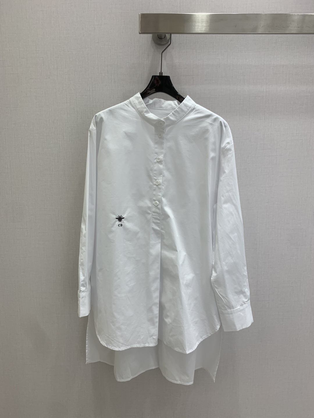 NO:795705,Highly recommended 26 early spring new bee embroidered long shirt. Low-key luxury three-dimensional tailoring. Streamlined line design. Noble and elegant with gentle and intellectual temperament. Imported special materials. You will be amazed when you receive it. The texture of the customized fabric is amazing!  Two colors SML code high quality ABC, shirts,19860909强烈推荐 26早春新款 蜜蜂刺绣长款衬衫 低调奢华立体剪裁 精简线条感设计 高贵典雅又尽显温柔知性的气质 进口特殊材质 收到手会很惊艳 定制面料质感超赞！两个色 SML码 高品质ABC,,shirts,,Women's clothing
