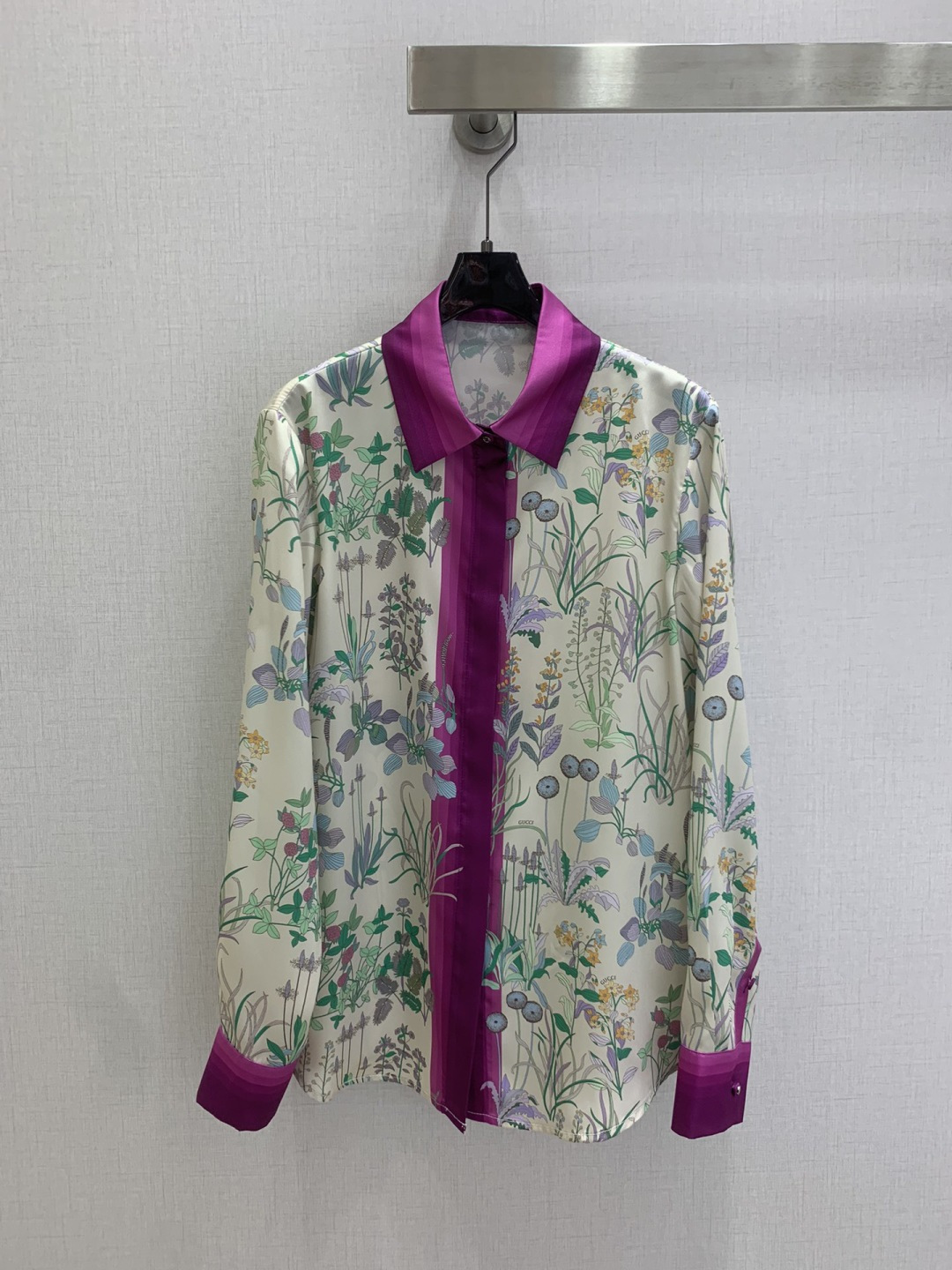 NO:795711,Highly recommended 26 early spring new style floral spliced ​​long-sleeved shirt, silky fabric, mulberry silk, retro and fashionable, low-key temperament and luxurious and high-end!  The styles are versatile and not picky, customized technical fabrics, workmanship quality depends on the details. Bai Fumei is a must-have!  One color SMLXL code high quality ABC, shirts,19860909强烈推荐 26早春新款 花卉拼接长袖衬衫 丝滑面料 桑蚕丝 复古时髦 低调气质又奢华高级！版型百搭不挑人,定制科技面料 做工品质看细节.白富美必入！一个色 SMLXL码 高品质ABC,,shirts,,Women's clothing