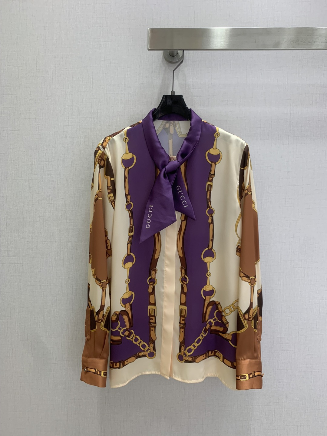 NO:795717,Highly recommended 26 early spring new positioning printed lace-up shirt, silky fabric, mulberry silk, retro and fashionable, low-key temperament and luxurious and high-end!  The styles are versatile and not picky, customized technical fabrics, workmanship quality depends on the details. Bai Fumei is a must-have!  One color SMLXL code high quality ABC, shirts,19860909强烈推荐 26早春新款 定位印花系带衬衫 丝滑面料 桑蚕丝 复古时髦 低调气质又奢华高级！版型百搭不挑人,定制科技面料 做工品质看细节.白富美必入！一个色 SMLXL码 高品质ABC,,shirts,,Women's clothing