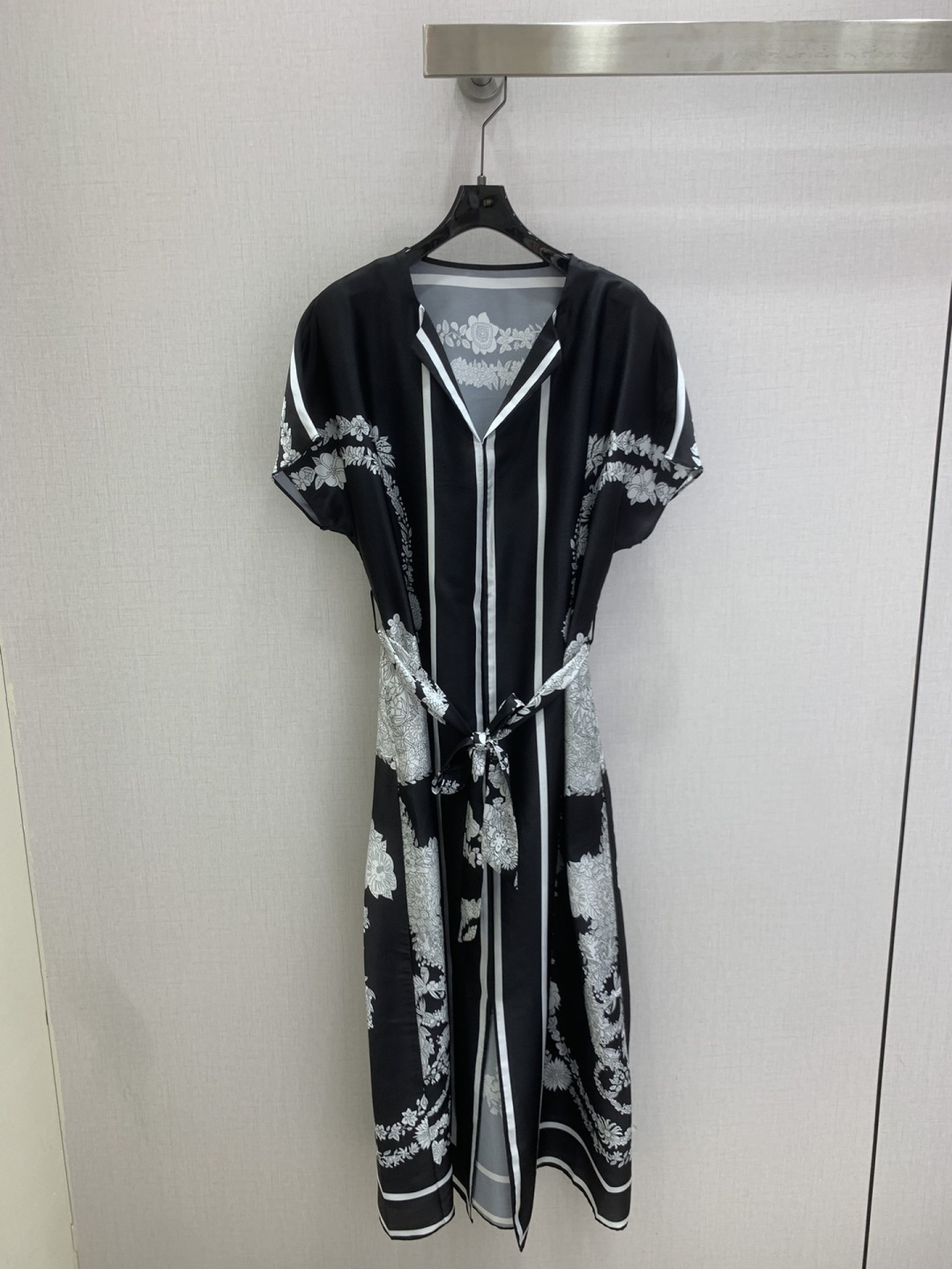 NO:795723,Highly recommended 26 early spring new positioning printed belt short-sleeved dress, silky fabric, retro and fashionable, low-key temperament and luxurious high-end!  The styles are versatile and not picky, customized technical fabrics, workmanship quality depends on the details. Bai Fumei is a must-have!  One color SMLXL code High quality ABC, skirts, T-shirt,19860909强烈推荐 26早春新款 定位印花腰带短袖连衣裙 丝滑面料 复古时髦 低调气质又奢华高级！版型百搭不挑人,定制科技面料 做工品质看细节.白富美必入！一个色 SMLXL码 高品质ABC,,skirts,T-shirt,,Women's clothing