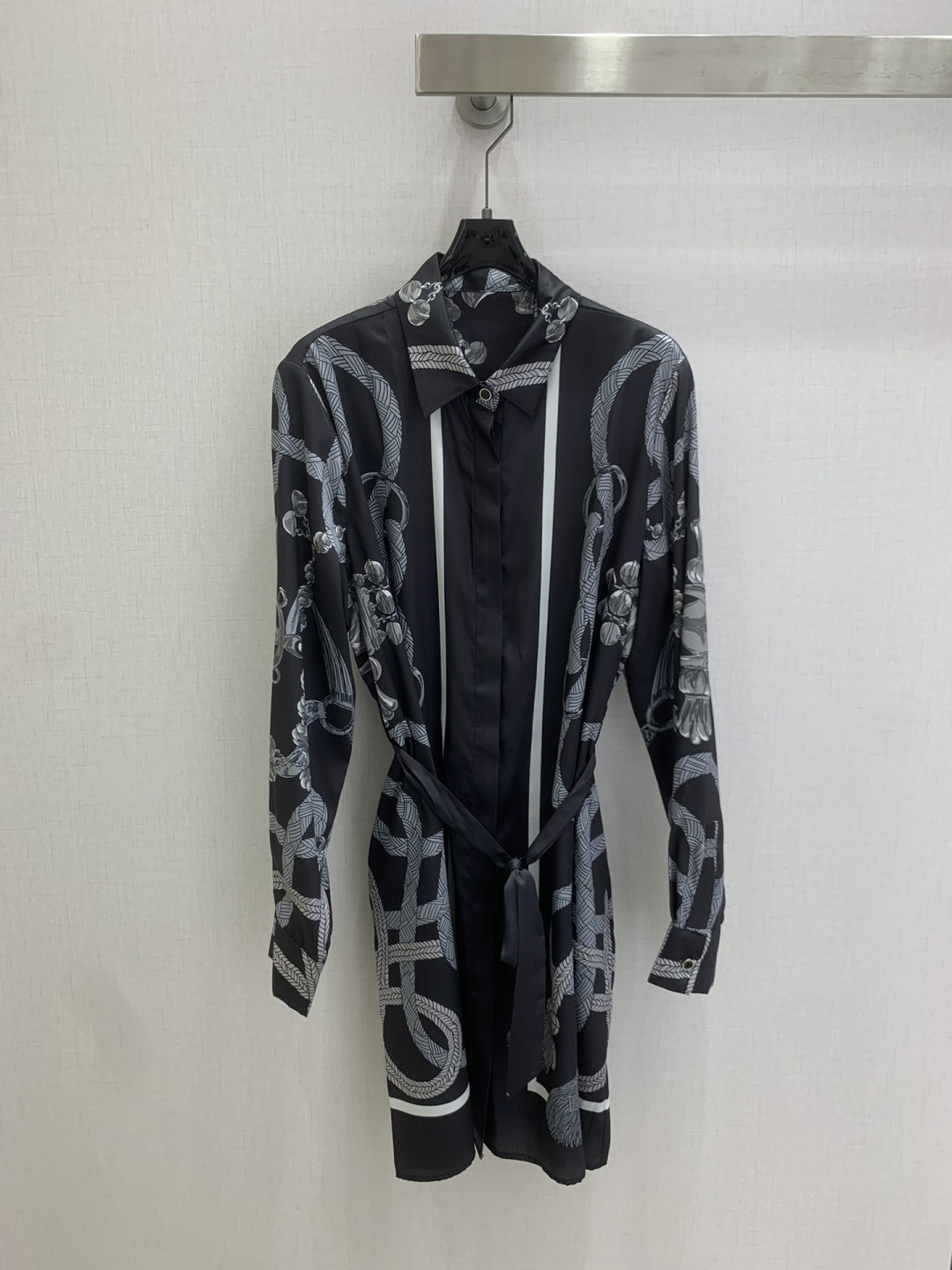NO:795729,Highly recommended 26 early spring new style, positioning printed lace-up long-sleeved dress, silky fabric, retro and fashionable, low-key temperament and luxurious and high-end!  The styles are versatile and not picky, customized technical fabrics, workmanship quality depends on the details. Bai Fumei is a must-have!  One color SMLXL code, high quality ABC,,skirts,19860909强烈推荐 26早春新款 定位印花系带长袖连衣裙 丝滑面料 复古时髦 低调气质又奢华高级！版型百搭不挑人,定制科技面料 做工品质看细节.白富美必入！一个色 SMLXL码 高品质ABC,,skirts,,Women's clothing