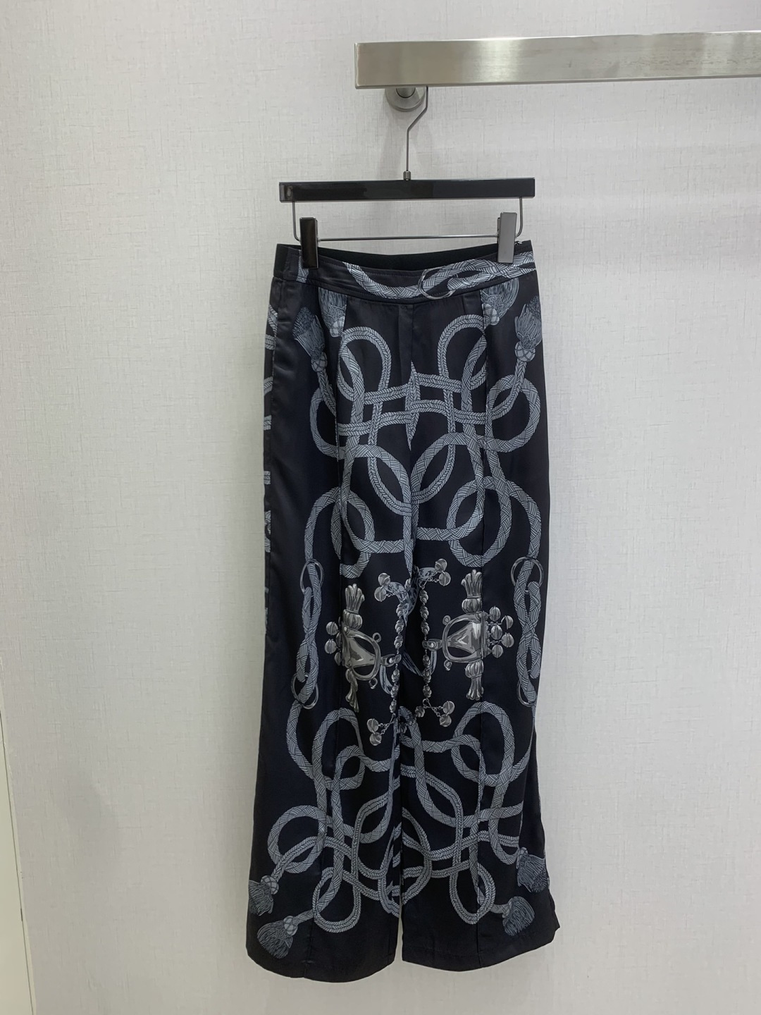 NO:795733,Highly recommended 26 early spring new style, silk printed lapel shirt, printed wide leg trousers, separate batches, silky fabric, silk, retro and fashionable, low-key temperament and luxurious and high-end!  The styles are versatile and not picky, customized technical fabrics, workmanship quality depends on the details. Bai Fumei is a must-have!  One color SMLXL code, high quality, shirts, real silk,19860909强烈推荐 26早春新款 真丝印花翻领衬衫印花阔腿长裤 分开批 丝滑面料 真丝 复古时髦 低调气质又奢华高级！版型百搭不挑人,定制科技面料 做工品质看细节.白富美必入！一个色 SMLXL码 高品,,shirts,real silk,,Women's clothing