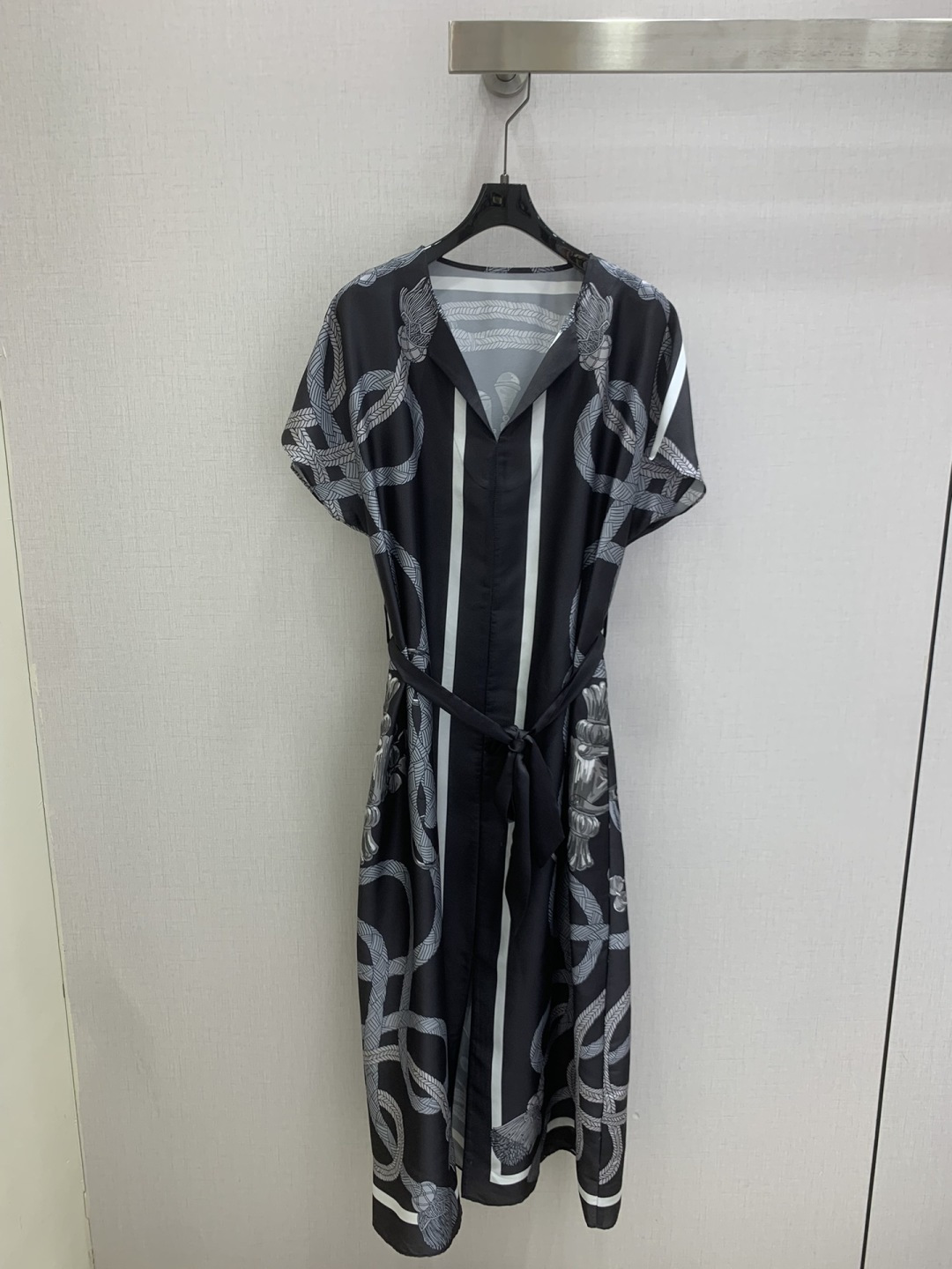 NO:795739,Highly recommended 26 early spring new positioning printed belt short-sleeved dress, silky fabric, retro and fashionable, low-key temperament and luxurious high-end!  The styles are versatile and not picky, customized technical fabrics, workmanship quality depends on the details. Bai Fumei is a must-have!  One color SMLXL code High quality ABC, skirts, T-shirt,19860909强烈推荐 26早春新款 定位印花腰带短袖连衣裙 丝滑面料 复古时髦 低调气质又奢华高级！版型百搭不挑人,定制科技面料 做工品质看细节.白富美必入！一个色 SMLXL码 高品质ABC,,skirts,T-shirt,,Women's clothing