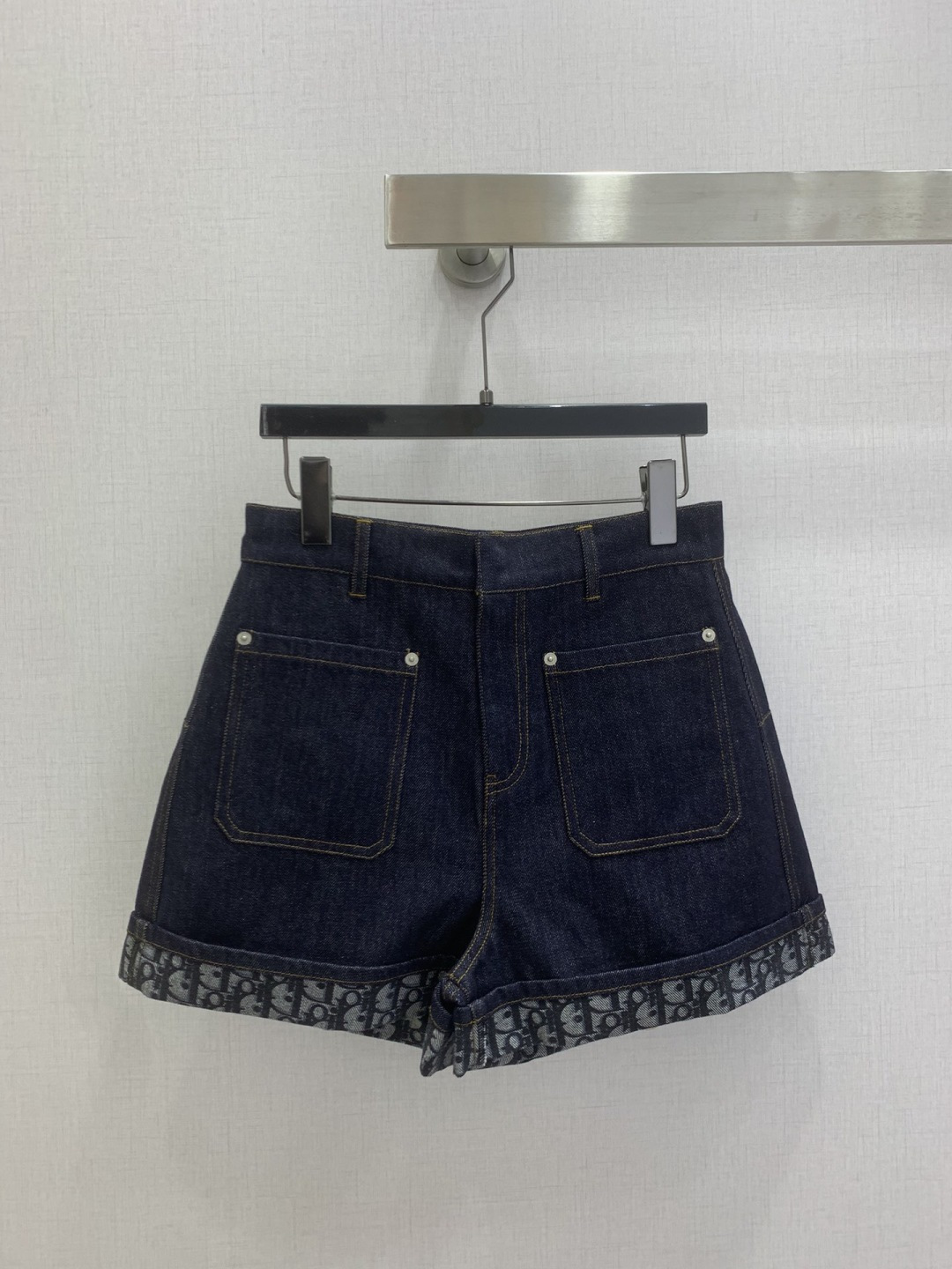 NO:795743,Highly recommended 26 early spring new style cuffed pocket denim shorts. Super fashionable new denim denim. The upper body is cool and sassy with a unique color tone. The texture is fine, the cotton feels natural, it has a muscular feel yet is soft, super beautiful!  The details and workmanship are super good, new products are in stock and available for grabs, one color SML code, high quality ABC, shorts,19860909强烈推荐 26早春新款 翻边口袋牛仔短裤 超时髦新款丹宁牛仔 个性色调上身又酷又飒爽 纹理细腻,棉感自然,既有筋骨感又不失柔软,超级漂亮！细节做工超级好,新品现货开箱开抢 一个色 SML码 高品质ABC,,shorts,,Women's clothing
