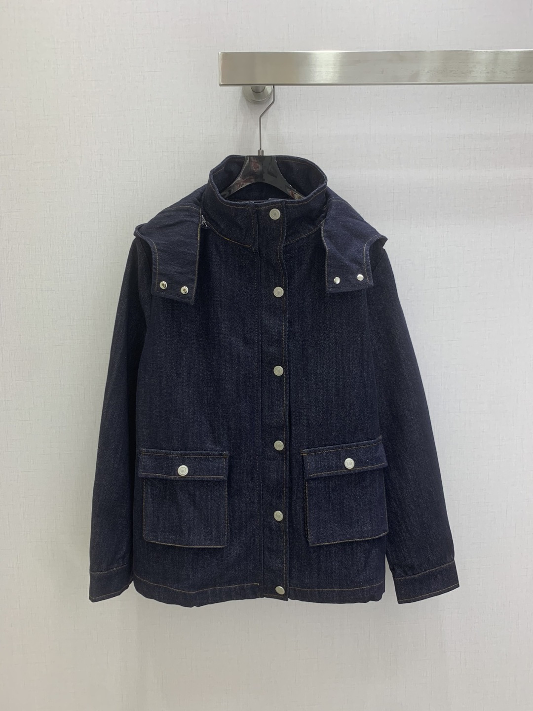 NO:795747,Highly recommended 26 early spring new denim jacket with hooded drawstring pockets. Super fashionable new denim denim. The upper body is cool and sassy with a unique color tone. The texture is fine and the cotton feels natural. It is muscular yet soft. Super beautiful!  The details and workmanship are super good, new products are in stock, unboxing and grabbing, one color SML code, high quality ABC, jackets & coats, hats,19860909强烈推荐 26早春新款 连帽抽绳口袋牛仔外套 超时髦新款丹宁牛仔 个性色调上身又酷又飒爽 纹理细腻,棉感自然,既有筋骨感又不失柔软,超级漂亮！细节做工超级好,新品现货开箱开抢 一个色 SML码 高品质ABC,,jackets & coats,hats,,Women's clothing