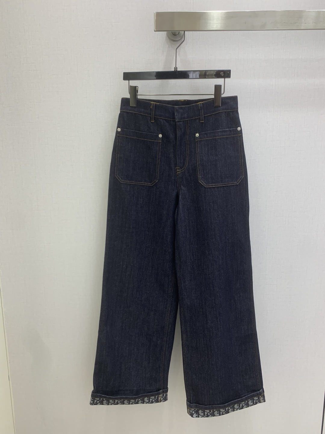 NO:795749,Highly recommended 26 early spring new style cuffed pocket denim trousers. Super fashionable new denim denim. The upper body is cool and sassy with a unique color tone. The texture is delicate and the cotton feels natural. It is muscular yet soft. Super beautiful!  The details and workmanship are super good, new products are in stock, unboxing and grabbing, one color SML code, high quality ABC,,19860909强烈推荐 26早春新款 翻边口袋牛仔长裤 超时髦新款丹宁牛仔 个性色调上身又酷又飒爽 纹理细腻,棉感自然,既有筋骨感又不失柔软,超级漂亮！细节做工超级好,新品现货开箱开抢 一个色 SML码 高品质ABC,,,Women's clothing