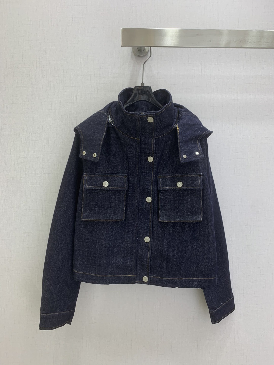 NO:795751,Highly recommended 26 early spring new denim jacket with hooded pockets. Super fashionable new denim denim. The upper body is cool and sassy with a unique color tone. The texture is fine, the cotton feels natural, it is muscular yet soft, super beautiful!  The details and workmanship are super good, new products are in stock, unboxing and grabbing, one color SML code, high quality ABC,,jackets & coats,jackets & coats,hats,19860909强烈推荐 26早春新款 连帽口袋牛仔夹克外套 超时髦新款丹宁牛仔 个性色调上身又酷又飒爽 纹理细腻,棉感自然,既有筋骨感又不失柔软,超级漂亮！细节做工超级好,新品现货开箱开抢 一个色 SML码 高品质ABC,,jackets & coats,jackets & coats,hats,,Women's clothing