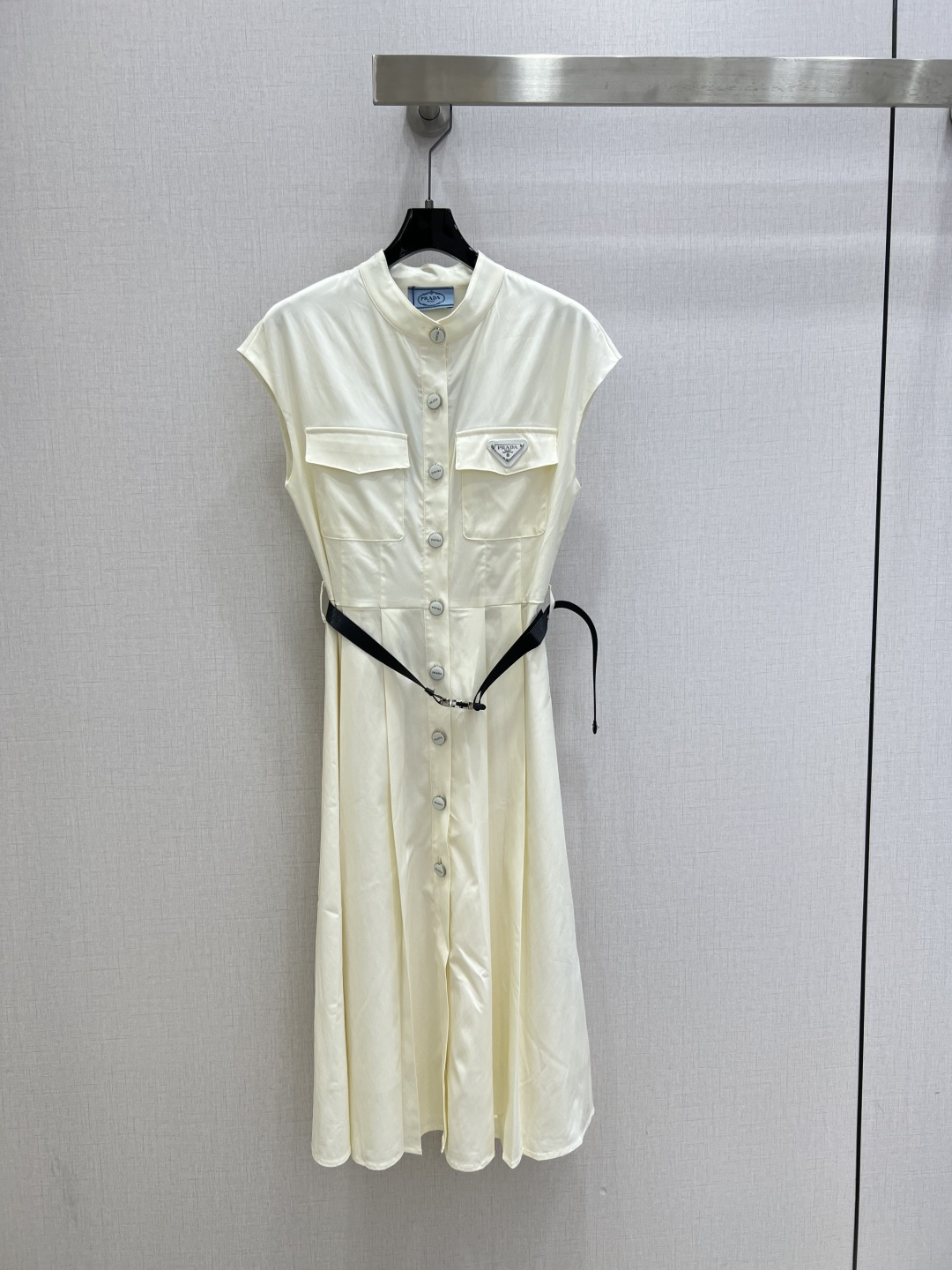 NO:796822,Highly recommended 26 early spring new model, pocket logo belt dress, round neck and small flying sleeves, pleated skirt to cover the span, slimming, exquisite and elegant matching belt, soft, delicate and high-end fabric, two colors SML code, high quality ABC,,skirts,19860909强烈推荐 26早春新款 口袋徽标腰带连衣裙、圆领小飞袖,裙摆压褶遮跨显瘦,搭配腰带精致大气,面料柔软细腻高级感,两个色 SML码 高品质ABC,,skirts,,Women's clothing